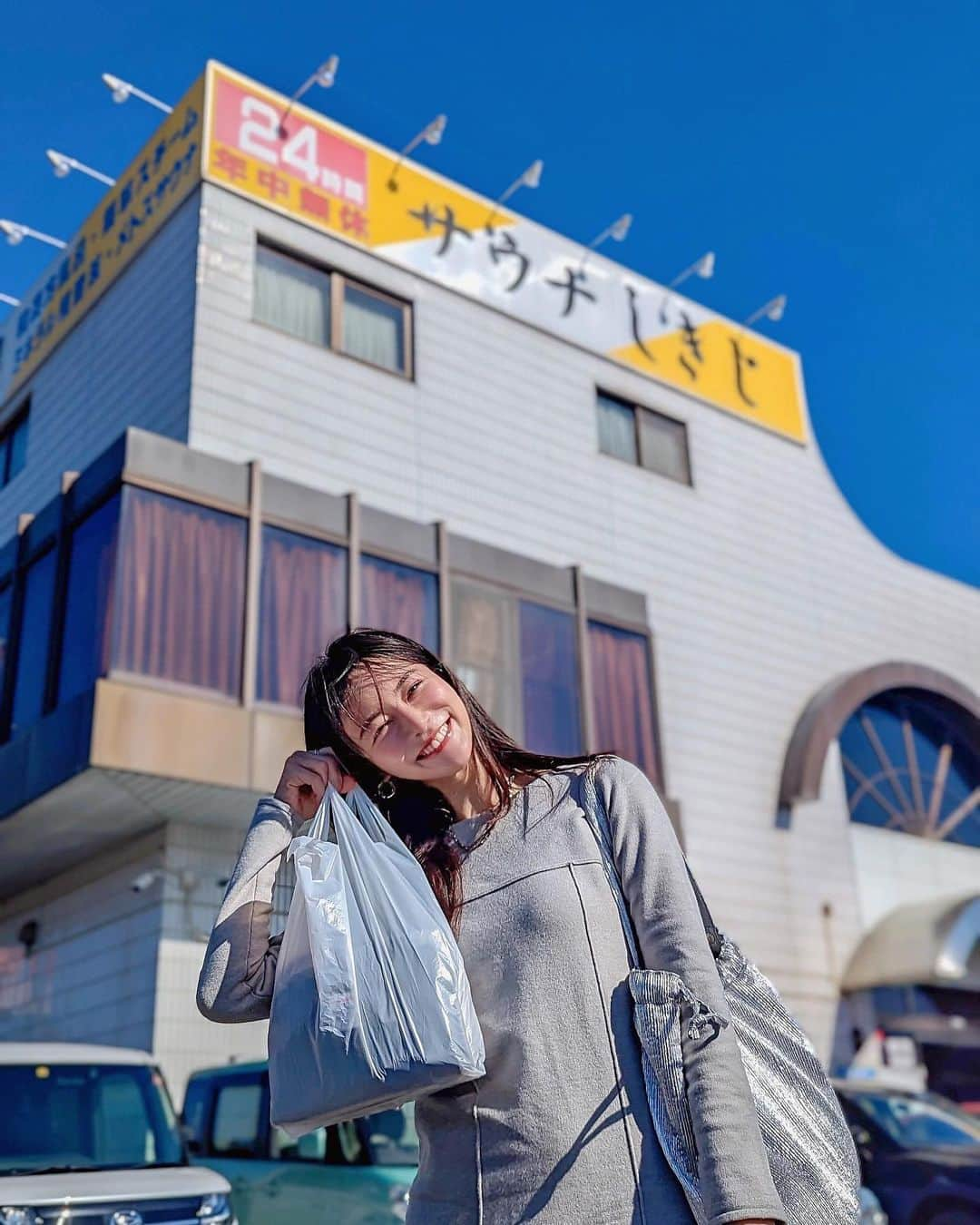 石井里奈さんのインスタグラム写真 - (石井里奈Instagram)「今年絶対行くと決めてた、サウナの聖地、しきじへ遂に行ってきました～🧖‍♀️💛サ道でも紹介されていたまさにサウナ好きの拠点！！ . サウナ好き友達から最高と声が多かったんですが、本当に最高でした♡ サウナの入り方は普通のサウナ⇒薬草サウナ⇒水風呂が通常らしく、薬草サウナがまたいい！！ 水風呂は地下の天然水で本当に柔らかくて、そのままお水も飲めちゃうの👏本当に感動しました︎🫶🏻 (グッズも買った) . サ飯はさわやかのげんこつハンバーグ！初めて食べたけど美味しくて感動したよ︎🫶🏻💛またこのルートやりたい！！ . dress... @searoomlynn_official  . #サウナ #サウナ女子 #サ道 #しきじ #searoomlynn #sauna #サウナイキタイ #サウナグッズ #さわやか #さわやかハンバーグ #サ飯」2月18日 12時51分 - ri7tin1025