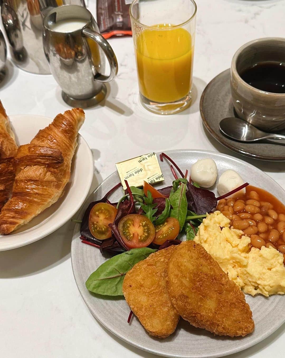 朝日奈央さんのインスタグラム写真 - (朝日奈央Instagram)「Memories 🍽  ホテルについてる朝食が美味しくて朝起きるのが楽しみだったあ🥣 お散歩してる時にふらっと寄ったピザ屋さん😋最高でした🍕 美味しいものを食べてる時は幸せだ~ (すぐ目をつぶるのやめて？)  #LONDON 🇬🇧」2月18日 12時54分 - pop_step_asahi