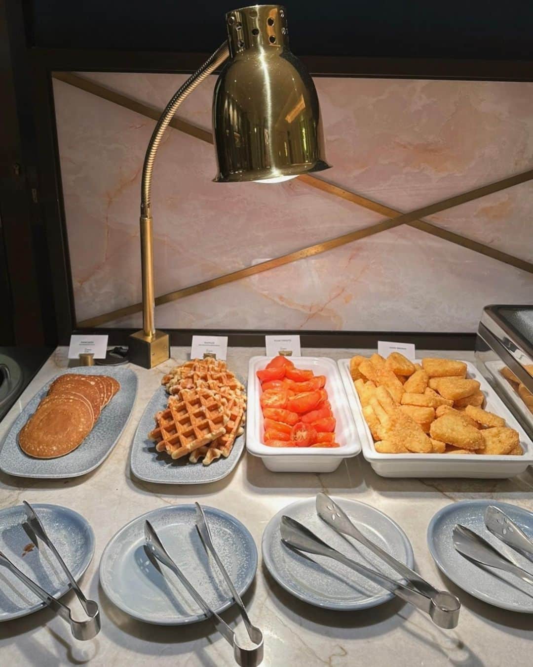 朝日奈央さんのインスタグラム写真 - (朝日奈央Instagram)「Memories 🍽  ホテルについてる朝食が美味しくて朝起きるのが楽しみだったあ🥣 お散歩してる時にふらっと寄ったピザ屋さん😋最高でした🍕 美味しいものを食べてる時は幸せだ~ (すぐ目をつぶるのやめて？)  #LONDON 🇬🇧」2月18日 12時54分 - pop_step_asahi