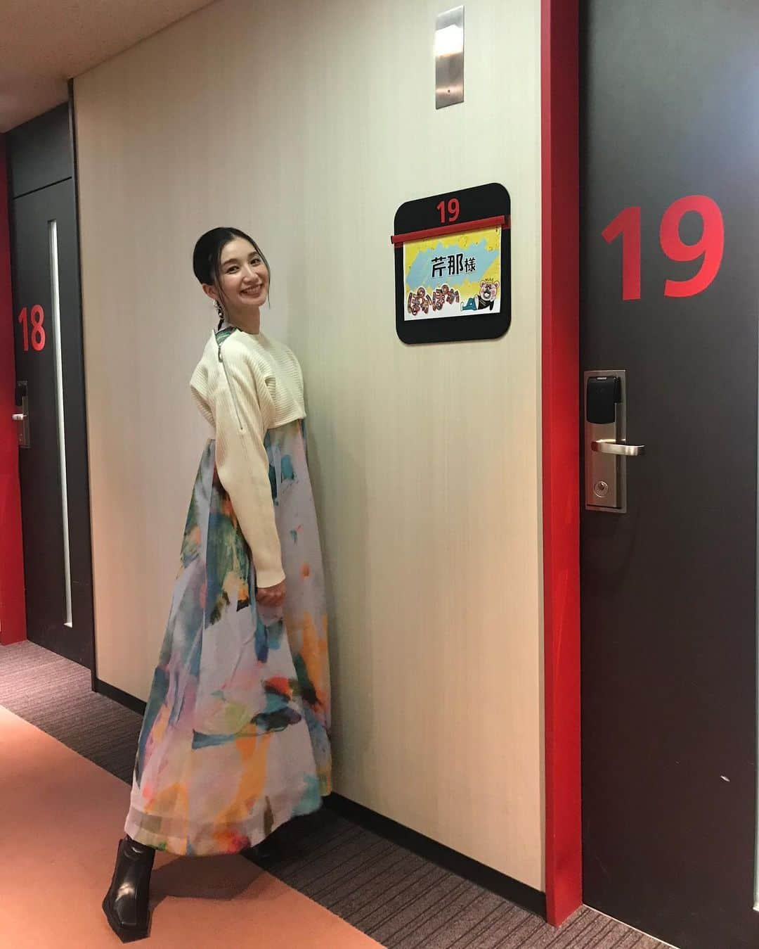 芹那さんのインスタグラム写真 - (芹那Instagram)「先日のぽかぽかの時のメイクと衣装だよお🥰❣️  👗 @huelemuseum_official  💎 @starjewelry_press   この日のメイク動画を今日の19:00頃 YouTube公開するね🥳 💄 @kitagawa_megumi   メイク中の動画は 完全のどすっぴんから始まっているよ🙄🙄🙄 ずっとメイクのゆずちゃんスタイリストのさくちゃんこころちゃんと話が止まらず全部使うと長すぎるし、でも、どこも使いたいし、動画の編集大変だった😂グループ時代からお世話になっているメンバーでこうやって集まるとずっと楽しい🤩🤩🤩 結局1.5倍速にして少し長めになっちゃったけど、そのままアップしちゃおうかなあ🤪前編後編に分けるかまだギリギリまで迷っている😝  動画の内容を簡単にまとめると、 パラレルワールド マニフェスト 時間のそれぞれの感じ方 妖精 心霊体験 の話をしていて、 １時間ちょっとの間なのに こうやってまとめると、 なんかすごい濃い話してるようにみえる🤣🤣🤣  詳細は芹那だよぉ 観てください😋  #フジテレビ #ぽかぽか #暇王 #パラレルワールド #初恋 #マニフェスト #心霊体験 #恐怖体験 #不思議な話 #妖精 #メイク動画 #可愛くなりたい #可愛くなりたい人と繋がりたい #可愛いものが好き #こぎみゅん #ガールズトーク #アラフォー #アラフォーメイク #アラフォー美容 #アラフォーコーディネート #アラフォーヘア」2月18日 18時00分 - serinaofficial