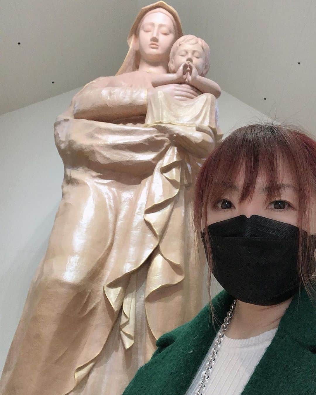 奥井雅美さんのインスタグラム写真 - (奥井雅美Instagram)「昨日から長崎にいます。 前々から長崎に行きたかったのですが、数週間前にふと「原城の聖マリア観音」さまの記事に出会いました。 で、どーしても実物を観たい…と言うか、会いたい✝️と心から感じたので、急遽旅立ちました。 と言うのも、一般公開はまだ限定的だそうで、２月の最後のチャンスでした。 ・ ・ 昨日は長崎市の黒崎地区と言うとこに行き、雲仙温泉に泊まりました。 そして今日は、まず原城跡に行き、その後マリア観音さまのところへ。。。 いろいろお話を伺いました。 ・  https://harajo-maria.com/?page_id=383 ここにも載ってます☺︎ ・ マリア観音さまは完成してますが、まだ建物はこれからで、クラファンや寄付で少しずつ進めておられるそうです。 とにかくデカイ。 40年の月日をかけて彫られたマリアさま。 完全に命が吹き込まれてました✨ 何故か涙が出て🥲 原城跡も、マリア観音さまのところも本当に行って良かったです。 また、東京戻って仕事頑張るぞっ なんかやる氣がより出たよ❤️🤍 あ。 長崎のガソリン⛽️スタンドが888円表示になってて、不思議でしたが。 レギュラー189円でびっくりした😱 ではではっ」2月18日 18時00分 - masamiokui