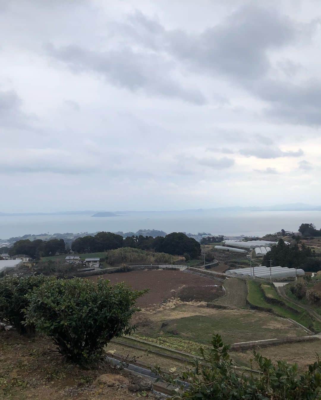 奥井雅美さんのインスタグラム写真 - (奥井雅美Instagram)「昨日から長崎にいます。 前々から長崎に行きたかったのですが、数週間前にふと「原城の聖マリア観音」さまの記事に出会いました。 で、どーしても実物を観たい…と言うか、会いたい✝️と心から感じたので、急遽旅立ちました。 と言うのも、一般公開はまだ限定的だそうで、２月の最後のチャンスでした。 ・ ・ 昨日は長崎市の黒崎地区と言うとこに行き、雲仙温泉に泊まりました。 そして今日は、まず原城跡に行き、その後マリア観音さまのところへ。。。 いろいろお話を伺いました。 ・  https://harajo-maria.com/?page_id=383 ここにも載ってます☺︎ ・ マリア観音さまは完成してますが、まだ建物はこれからで、クラファンや寄付で少しずつ進めておられるそうです。 とにかくデカイ。 40年の月日をかけて彫られたマリアさま。 完全に命が吹き込まれてました✨ 何故か涙が出て🥲 原城跡も、マリア観音さまのところも本当に行って良かったです。 また、東京戻って仕事頑張るぞっ なんかやる氣がより出たよ❤️🤍 あ。 長崎のガソリン⛽️スタンドが888円表示になってて、不思議でしたが。 レギュラー189円でびっくりした😱 ではではっ」2月18日 18時00分 - masamiokui
