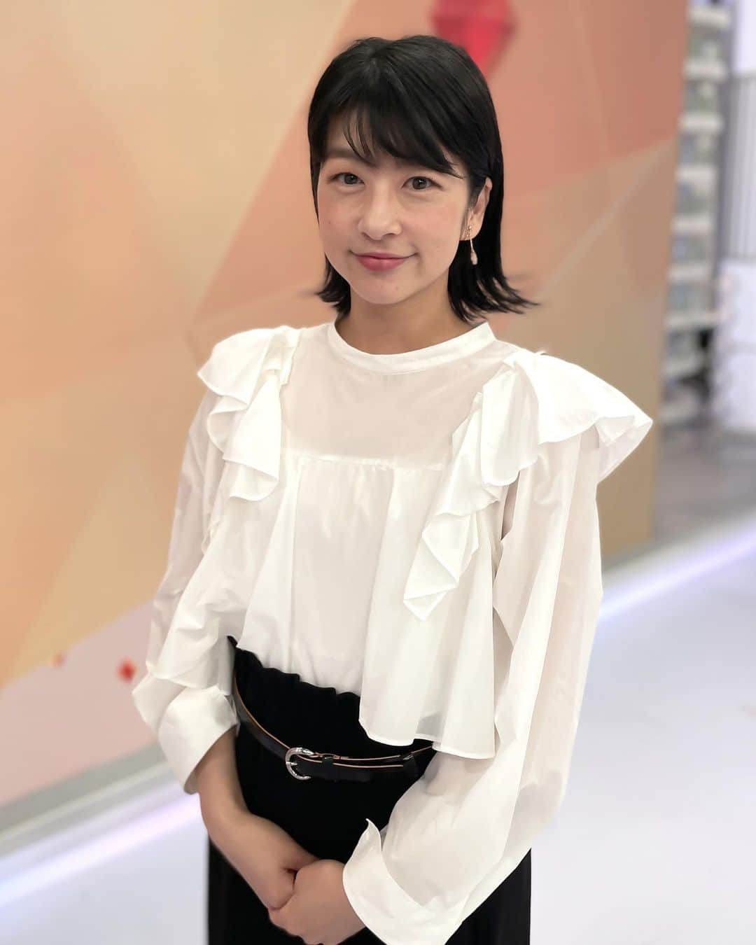 フジテレビ「プライムニュース イブニング」さんのインスタグラム写真 - (フジテレビ「プライムニュース イブニング」Instagram)「小室アナの衣装のこの紐状のものは、 前におろすのか、後ろに回すのか、最後まで正解が わかりませんでした。 ⁡ また明日もよろしくお願いします！ ⁡ #生野陽子 @yoko_shono #奥寺健 @fujitv_announcer #杉原千尋 @chihiro.sugihara #小室瑛莉子 @fujitv_announcer #フジテレビ #アナウンサー #ニュース」2月18日 18時24分 - livenews_it