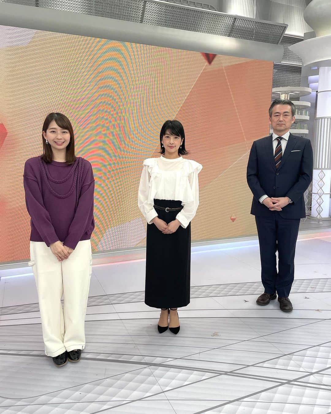 フジテレビ「プライムニュース イブニング」さんのインスタグラム写真 - (フジテレビ「プライムニュース イブニング」Instagram)「小室アナの衣装のこの紐状のものは、 前におろすのか、後ろに回すのか、最後まで正解が わかりませんでした。 ⁡ また明日もよろしくお願いします！ ⁡ #生野陽子 @yoko_shono #奥寺健 @fujitv_announcer #杉原千尋 @chihiro.sugihara #小室瑛莉子 @fujitv_announcer #フジテレビ #アナウンサー #ニュース」2月18日 18時24分 - livenews_it