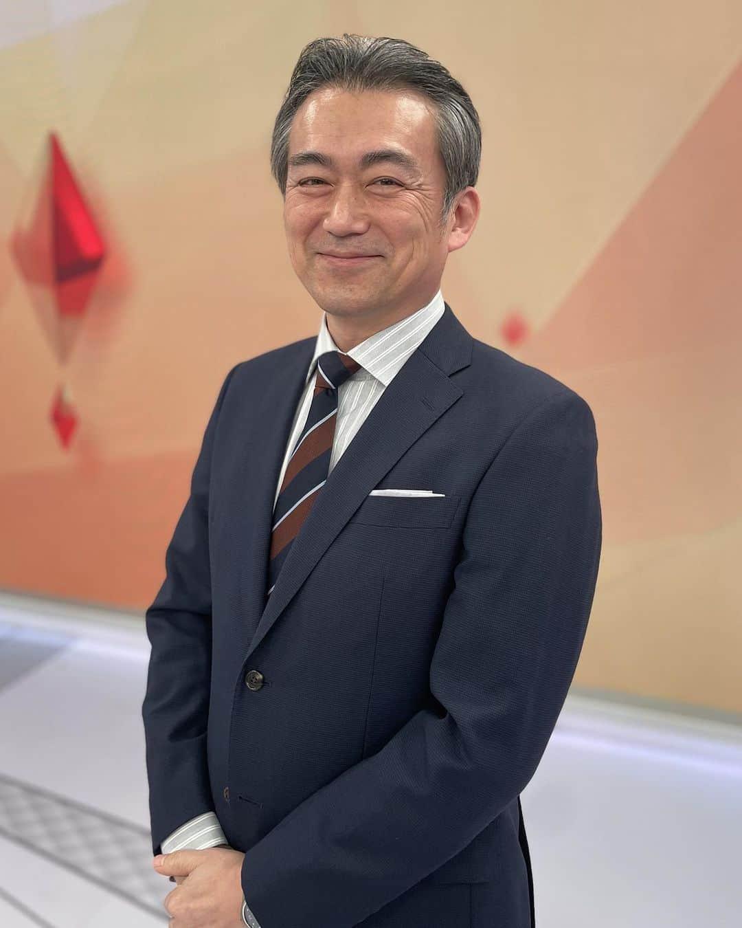 フジテレビ「プライムニュース イブニング」さんのインスタグラム写真 - (フジテレビ「プライムニュース イブニング」Instagram)「小室アナの衣装のこの紐状のものは、 前におろすのか、後ろに回すのか、最後まで正解が わかりませんでした。 ⁡ また明日もよろしくお願いします！ ⁡ #生野陽子 @yoko_shono #奥寺健 @fujitv_announcer #杉原千尋 @chihiro.sugihara #小室瑛莉子 @fujitv_announcer #フジテレビ #アナウンサー #ニュース」2月18日 18時24分 - livenews_it