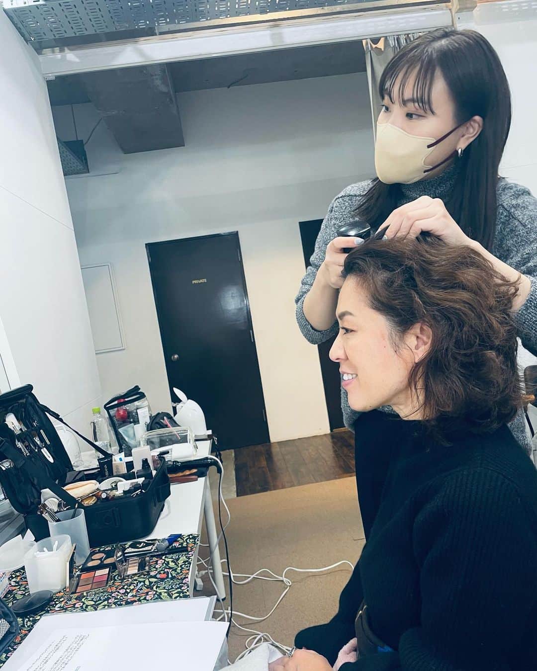 大草直子さんのインスタグラム写真 - (大草直子Instagram)「はっきり言って飲み過ぎました🍷🍾でも、楽しかったので😎😎良いでしょう😏  １枚目は、何もしていない起き抜けの髪。☜メイクはほぼ終わっています😁  @josianelaure.japan のシャンプー、頭皮ローション、コンディショナーで。 @panasonicjp のドライヤーで。 @sinnpurete のヘアオイルで。  自分史上最高に大好きな髪🤍🧡  @chiiiiiisa1020 ちゃんに、クセを生かして巻いてもらい、ツヤが出て、束感が生まれました✨✨最後の写真は、ベアトップのワンピースに合わせて、髪はダウンに。少し重ためがバランスがgood👗  大分長くなったので、キュッと上でまとめられました❣️  今日土曜日なのね😏日曜日だと思っていたから、ラッキー🤞  良い週末を😘」2月18日 18時35分 - naokookusa