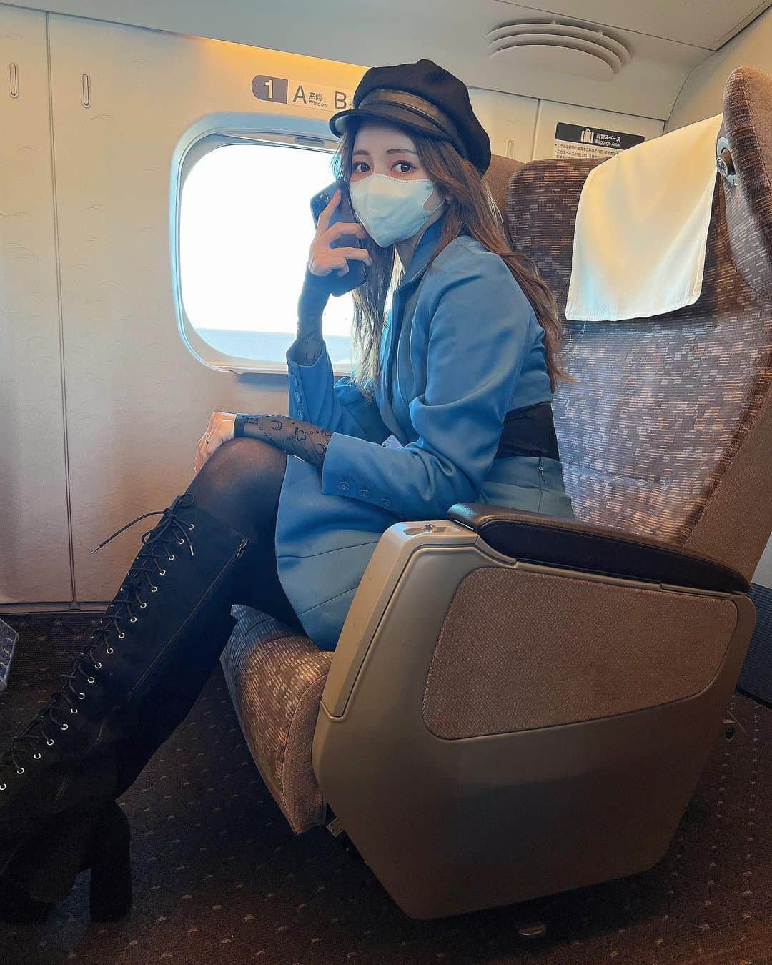 得あゆさんのインスタグラム写真 - (得あゆInstagram)「🚄💨💙 移動も楽しい〜〜〜っ大変だけど楽しい。笑  ・ ・ ・ ・ ・ ・ ・ ・ ・ ・ ・ #新幹線#新幹線のぞみ#新幹線好きな人と繋がりたい#移動#新大阪#品川#グリーン車#家族旅行#親子写真#息子コーデ#親子コーデ#セットアップ#春服#ママコーデ #ママファッション#ママライフ#男の子ママ#男の子育児#電車好き#プラレール#トーマス#shinkansen#旅行コーデ#移動コーデ#ロングブーツ#帽子#春コーデ#夫婦生活#新大阪駅#新大阪グルメ」2月18日 20時38分 - tokuayu819