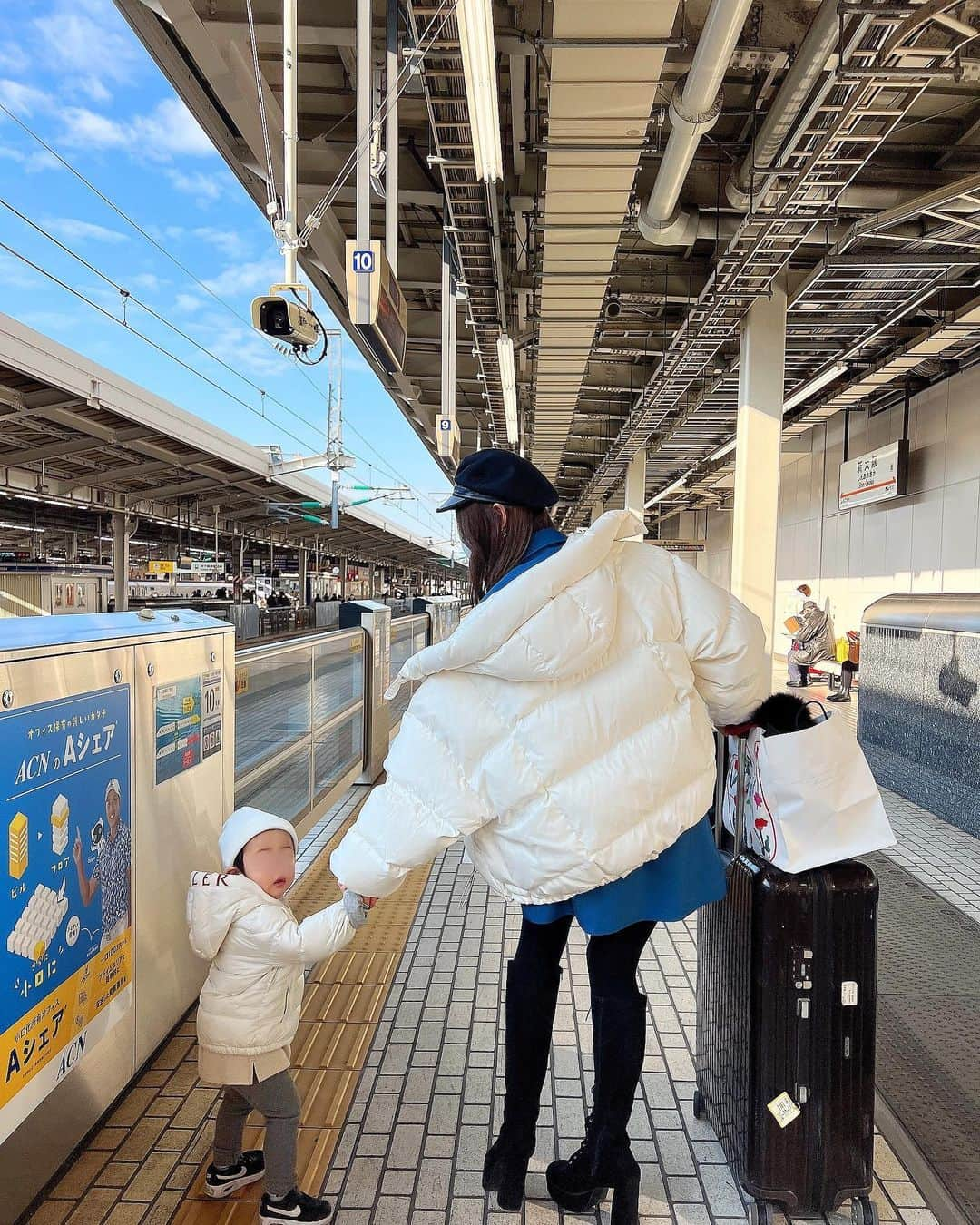 得あゆさんのインスタグラム写真 - (得あゆInstagram)「🚄💨💙 移動も楽しい〜〜〜っ大変だけど楽しい。笑  ・ ・ ・ ・ ・ ・ ・ ・ ・ ・ ・ #新幹線#新幹線のぞみ#新幹線好きな人と繋がりたい#移動#新大阪#品川#グリーン車#家族旅行#親子写真#息子コーデ#親子コーデ#セットアップ#春服#ママコーデ #ママファッション#ママライフ#男の子ママ#男の子育児#電車好き#プラレール#トーマス#shinkansen#旅行コーデ#移動コーデ#ロングブーツ#帽子#春コーデ#夫婦生活#新大阪駅#新大阪グルメ」2月18日 20時38分 - tokuayu819