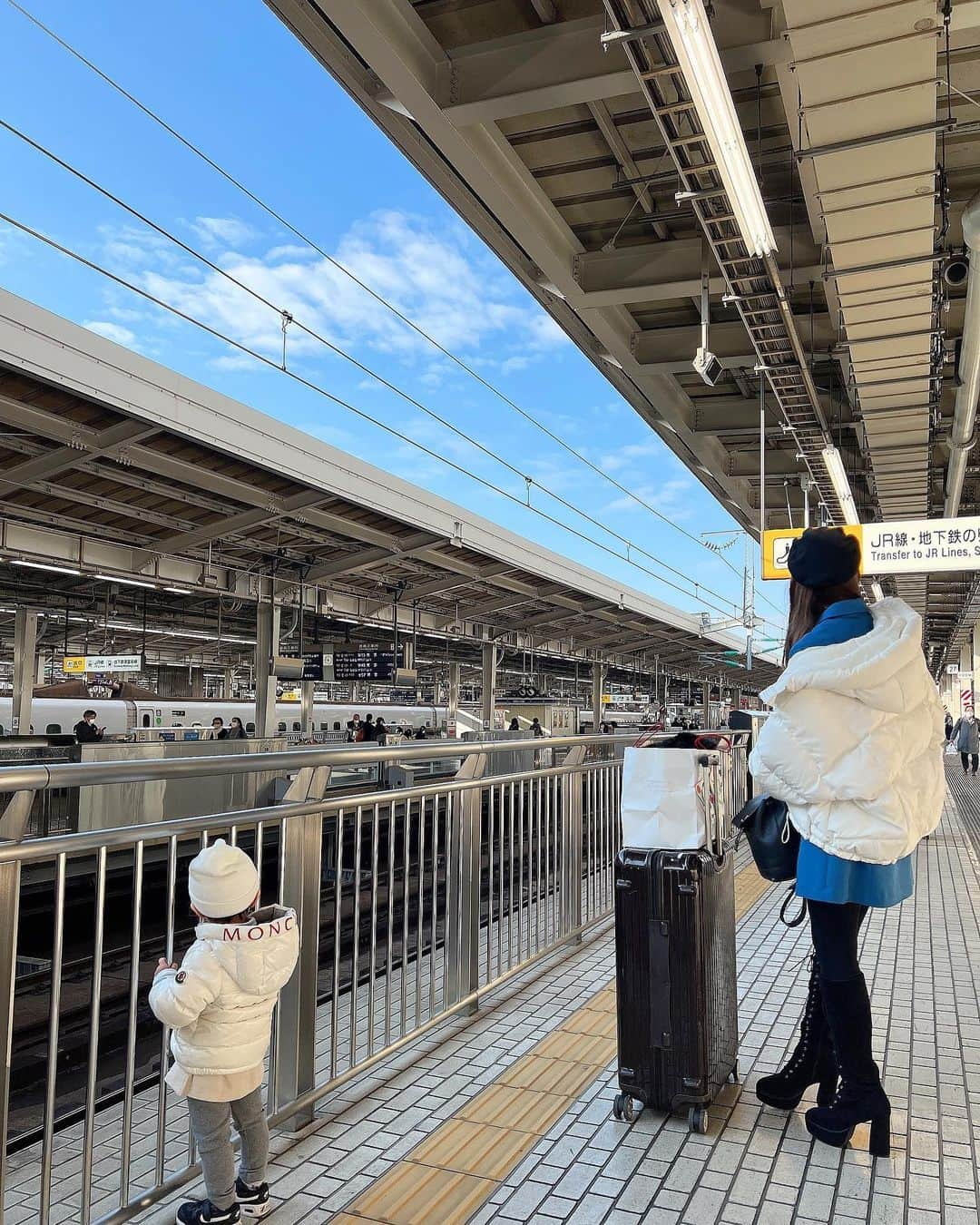 得あゆさんのインスタグラム写真 - (得あゆInstagram)「🚄💨💙 移動も楽しい〜〜〜っ大変だけど楽しい。笑  ・ ・ ・ ・ ・ ・ ・ ・ ・ ・ ・ #新幹線#新幹線のぞみ#新幹線好きな人と繋がりたい#移動#新大阪#品川#グリーン車#家族旅行#親子写真#息子コーデ#親子コーデ#セットアップ#春服#ママコーデ #ママファッション#ママライフ#男の子ママ#男の子育児#電車好き#プラレール#トーマス#shinkansen#旅行コーデ#移動コーデ#ロングブーツ#帽子#春コーデ#夫婦生活#新大阪駅#新大阪グルメ」2月18日 20時38分 - tokuayu819