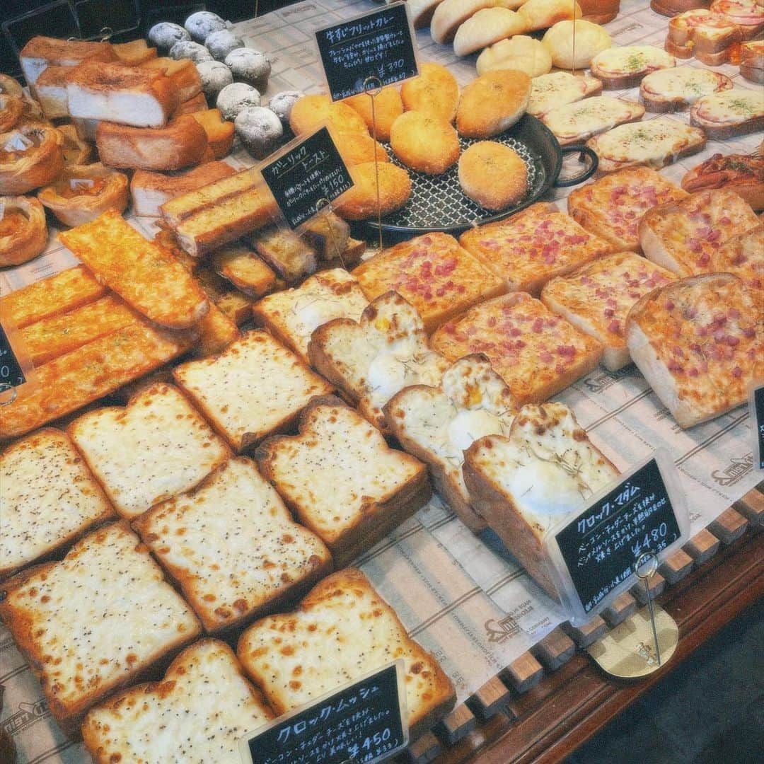 フェン・シャーニィーさんのインスタグラム写真 - (フェン・シャーニィーInstagram)「I went to a cafe that reminded me of Harry Potter 🥹 (which I have been binge watching on Netflix and have been sobbing every time someone dies)   Dobby and Hedwig’s death gets me every time 🥲🥲🥲🥲🥲  ハリーポッターに出てきそうなカフェ行ってきた💗」2月18日 20時55分 - sharniefenn