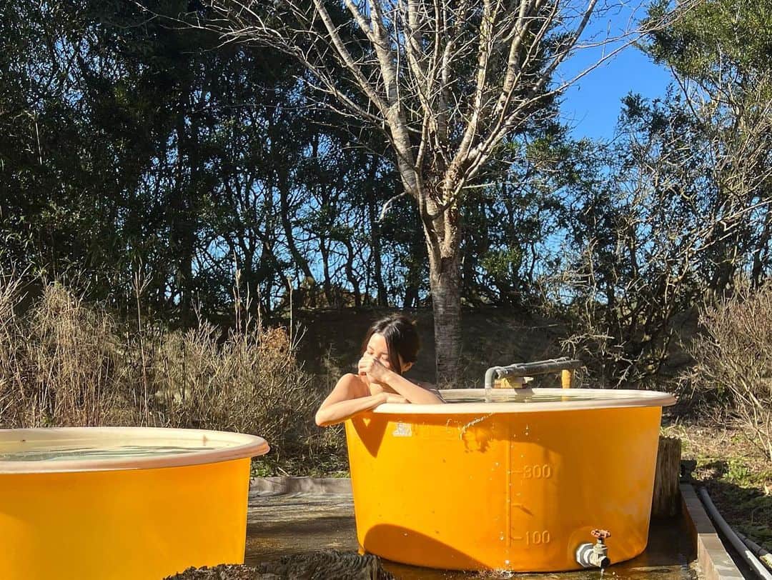 戸田れいさんのインスタグラム写真 - (戸田れいInstagram)「宮崎県にある「あきしげゆ」さんで撮影しました♨️ 大自然の中で入るたらい風呂は最高でしたよ😚♬ 内湯の檜風呂も癒されました🌳  #温泉#モール泉」2月18日 21時30分 - rei_toda