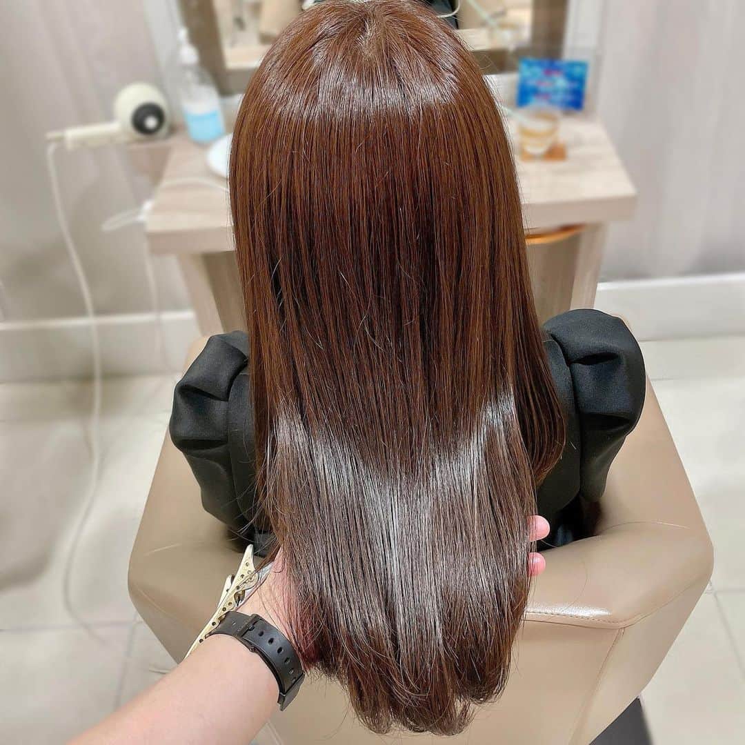 吉井明子さんのインスタグラム写真 - (吉井明子Instagram)「✨✂︎✨✂︎✨ 春待ちhair🌸  美容院で髪のメンテナンスを✨今回も伸びた分を短くして、かたちを整えて頂きカラーをし直しました😌  カラーは、春が近いけれどまだ冬の名残もあるから…とブラウンベースにラベンダーみを入れて透明感を出してくれました🫧  久しぶりにHIKARIトリートメントもしたら、ここ最近で一番のつやつやヘアに✨  カラー＆ディティールは新地さんにお任せ @sui_takuma_shinchi  理想通りプラスアルファの仕上がりにいつも感謝です✨  #春髪 #カラーリング #トリートメント #ツヤ髪 #ロングヘア #後ろ姿 #オフショット #私服 #ワンピース #気象予報士 #気象キャスター #weatherforecaster #기상캐스터　#氣象主播 #吉井明子」2月18日 21時49分 - akiko_yoshii_sunny_rain