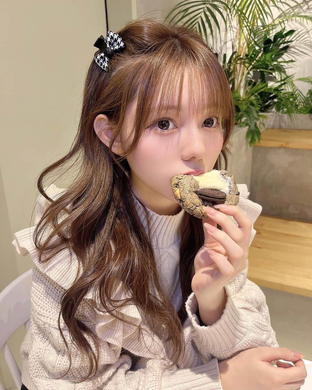 大森莉緒さんのインスタグラム写真 - (大森莉緒Instagram)「・ ・ 一口食べる？🤤🍪💞 ・ ・ #大森莉緒 #おーりお #おりおんず #おりおの食 #カフェ巡り #韓国カフェ #クッキー #オレオスモア #ヘアクリップ #thecookie594 #cafe #cookie #sweet #instagood #instafood #instapic #good #카페투어 #맛집 #음식 #푸드 #좋아요 #카페 #쿠키」2月18日 21時50分 - rio.ohmori