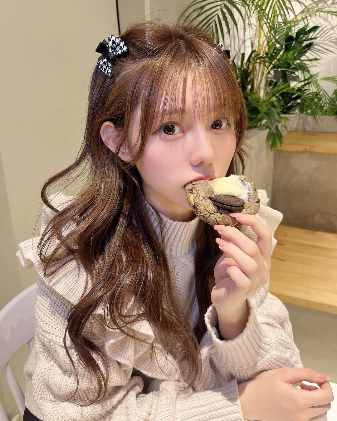 大森莉緒さんのインスタグラム写真 - (大森莉緒Instagram)「・ ・ 一口食べる？🤤🍪💞 ・ ・ #大森莉緒 #おーりお #おりおんず #おりおの食 #カフェ巡り #韓国カフェ #クッキー #オレオスモア #ヘアクリップ #thecookie594 #cafe #cookie #sweet #instagood #instafood #instapic #good #카페투어 #맛집 #음식 #푸드 #좋아요 #카페 #쿠키」2月18日 21時50分 - rio.ohmori