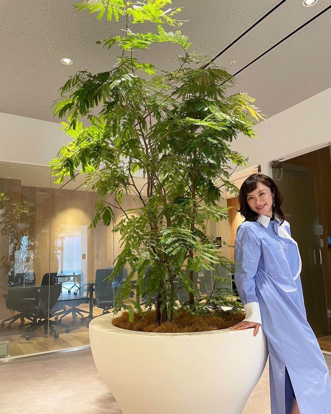 山口もえさんのインスタグラム写真 - (山口もえInstagram)「・  緑があると映えるね♡🌳 あれ… まくしあげて隠したつもりの ヒートテックがうつっとる👀💦笑 春になっても きみなしでは生きていけない💋  p.s 中居正広のキャスターな会📺観てくれたかな❓  2月20日(月)8:00〜8:15 TX「ハーフタイムツアーズ」  2月21日(火)20:00〜21:00 CX「潜在能力テスト」  出演します♡お楽しみ📺 月曜朝はらじるラボ生放送もお聴き逃しなく♡  NHKラジオ第1「らじるラボ」 毎週月曜8:30〜11:50   #spring#春 #緑のある暮らし  #ヒートテック #ありがたやありがたや #きみなしの生活なんて考えられない #笑」2月18日 22時07分 - moe_yamaguchi0611