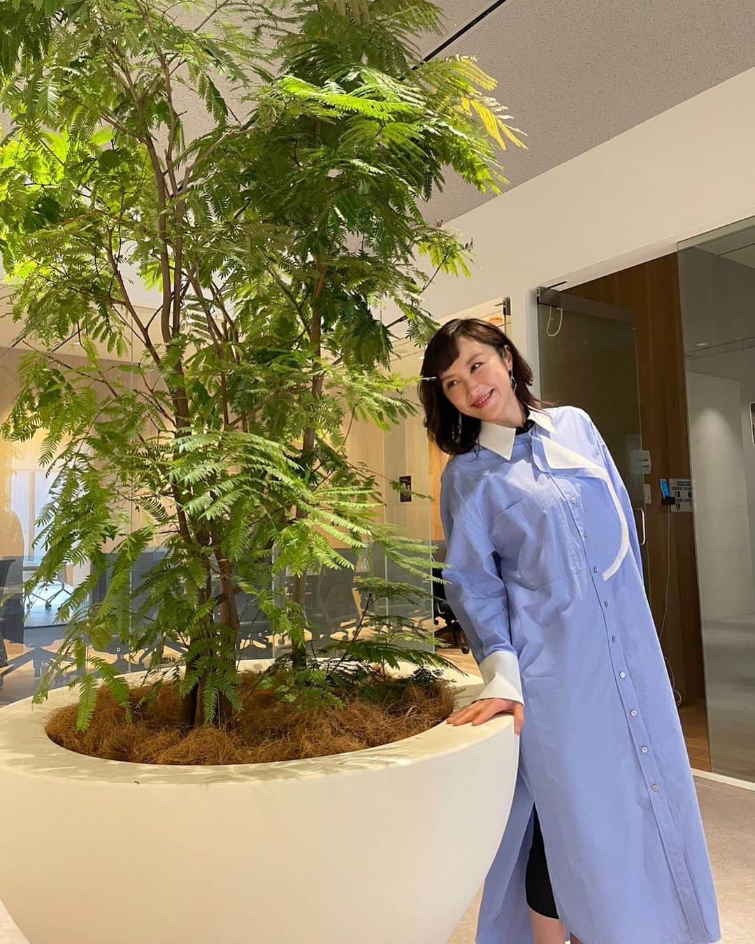 山口もえさんのインスタグラム写真 - (山口もえInstagram)「・  緑があると映えるね♡🌳 あれ… まくしあげて隠したつもりの ヒートテックがうつっとる👀💦笑 春になっても きみなしでは生きていけない💋  p.s 中居正広のキャスターな会📺観てくれたかな❓  2月20日(月)8:00〜8:15 TX「ハーフタイムツアーズ」  2月21日(火)20:00〜21:00 CX「潜在能力テスト」  出演します♡お楽しみ📺 月曜朝はらじるラボ生放送もお聴き逃しなく♡  NHKラジオ第1「らじるラボ」 毎週月曜8:30〜11:50   #spring#春 #緑のある暮らし  #ヒートテック #ありがたやありがたや #きみなしの生活なんて考えられない #笑」2月18日 22時07分 - moe_yamaguchi0611