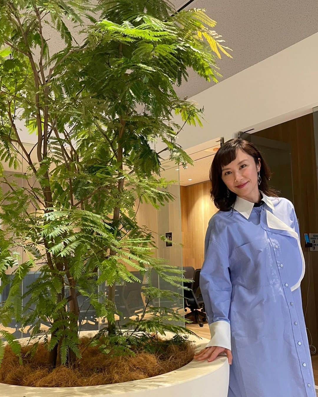 山口もえさんのインスタグラム写真 - (山口もえInstagram)「・  緑があると映えるね♡🌳 あれ… まくしあげて隠したつもりの ヒートテックがうつっとる👀💦笑 春になっても きみなしでは生きていけない💋  p.s 中居正広のキャスターな会📺観てくれたかな❓  2月20日(月)8:00〜8:15 TX「ハーフタイムツアーズ」  2月21日(火)20:00〜21:00 CX「潜在能力テスト」  出演します♡お楽しみ📺 月曜朝はらじるラボ生放送もお聴き逃しなく♡  NHKラジオ第1「らじるラボ」 毎週月曜8:30〜11:50   #spring#春 #緑のある暮らし  #ヒートテック #ありがたやありがたや #きみなしの生活なんて考えられない #笑」2月18日 22時07分 - moe_yamaguchi0611