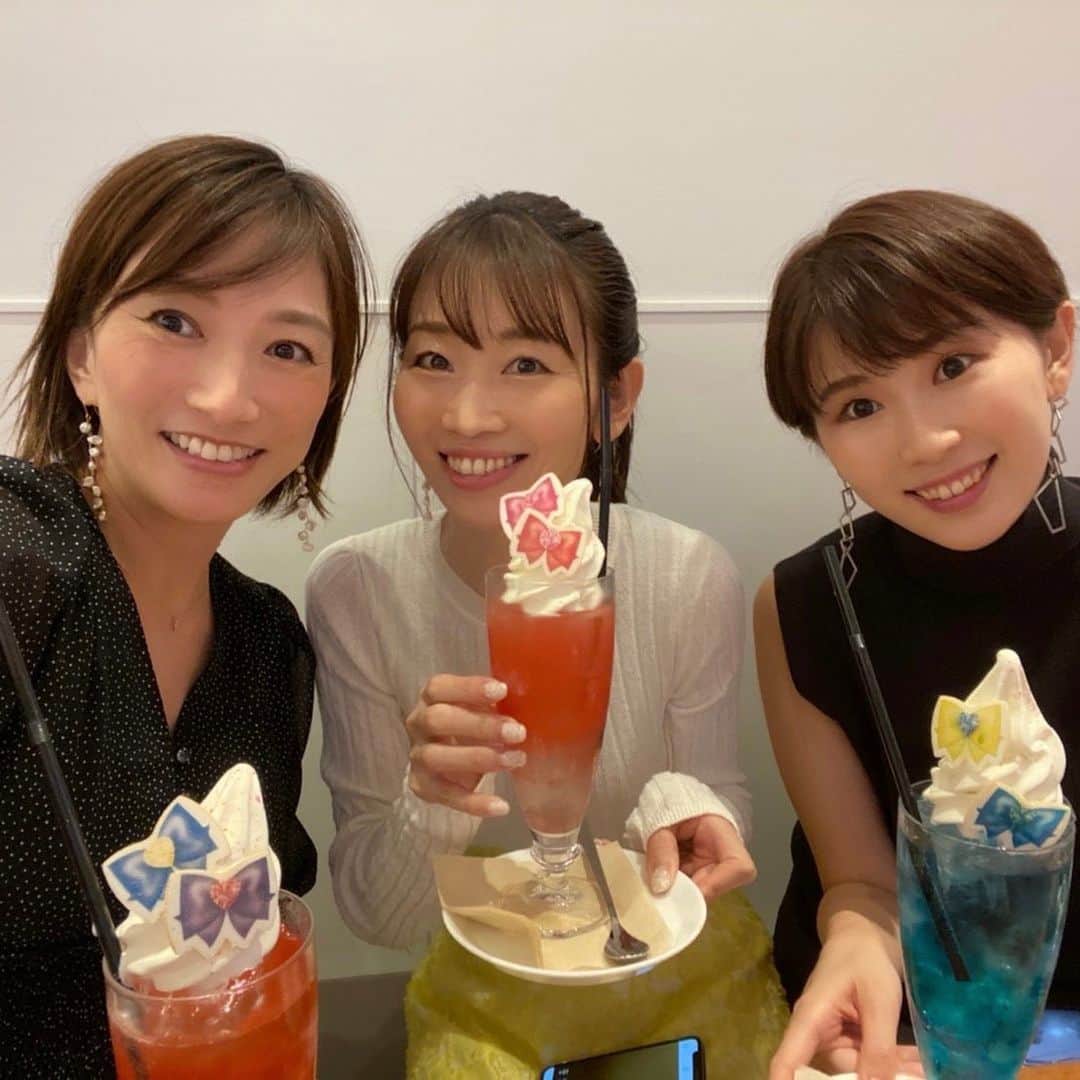 小松千絵さんのインスタグラム写真 - (小松千絵Instagram)「先日、大寺さんに会った時に「この写真を誰もSNSに載せてない！」と思い出したので載せたいと思います😂  去年、守口さんと大寺さんと3人で「美少女戦士セーラームーン ミュージアム」にいきました✨  セーラームーン大好きな私は 原画や貴重なグッズなどを見て終始テンション上がりっぱなしでした✨ 戦士をモチーフにした可愛いフロートもいただきました❣️ 　 今年の夏は映画も公開されるのでまた楽しみですね！  原作者の武内直子先生は甲府市ご出身なので、 いつか山梨県でセーラームーンコラボ企画を実現してくれないかなぁと思っています☺️  #セーラームーン  #セーラームーンミュージアム #山梨県 #山梨 #yamanashi #甲府 #アナウンサー #ラジオパーソナリティ #ラジオパーソナリティー #ラジオ #radio #radiko #山梨放送 #ybsラジオ #小松千絵　#守口香織 #大寺かおり」2月18日 22時14分 - komao_chie