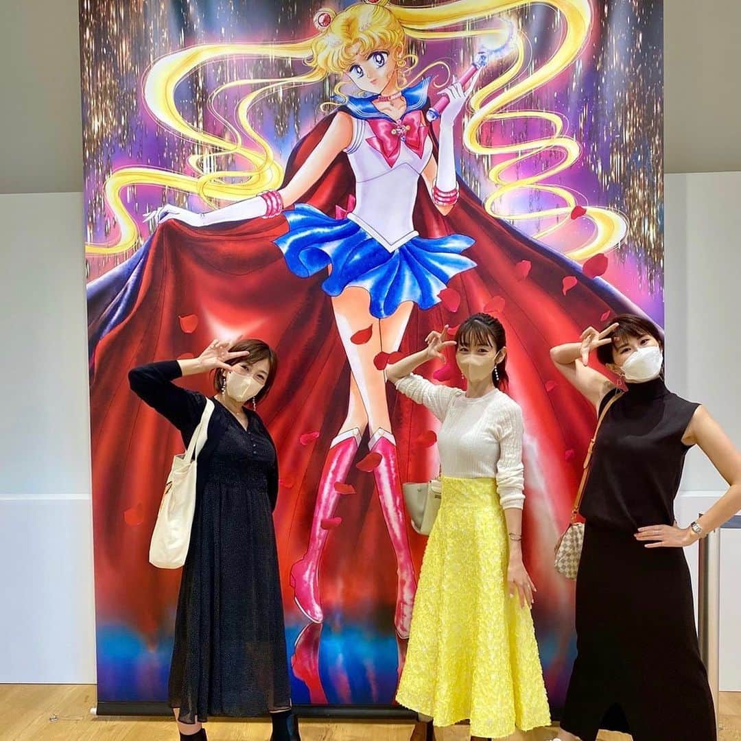 小松千絵さんのインスタグラム写真 - (小松千絵Instagram)「先日、大寺さんに会った時に「この写真を誰もSNSに載せてない！」と思い出したので載せたいと思います😂  去年、守口さんと大寺さんと3人で「美少女戦士セーラームーン ミュージアム」にいきました✨  セーラームーン大好きな私は 原画や貴重なグッズなどを見て終始テンション上がりっぱなしでした✨ 戦士をモチーフにした可愛いフロートもいただきました❣️ 　 今年の夏は映画も公開されるのでまた楽しみですね！  原作者の武内直子先生は甲府市ご出身なので、 いつか山梨県でセーラームーンコラボ企画を実現してくれないかなぁと思っています☺️  #セーラームーン  #セーラームーンミュージアム #山梨県 #山梨 #yamanashi #甲府 #アナウンサー #ラジオパーソナリティ #ラジオパーソナリティー #ラジオ #radio #radiko #山梨放送 #ybsラジオ #小松千絵　#守口香織 #大寺かおり」2月18日 22時14分 - komao_chie