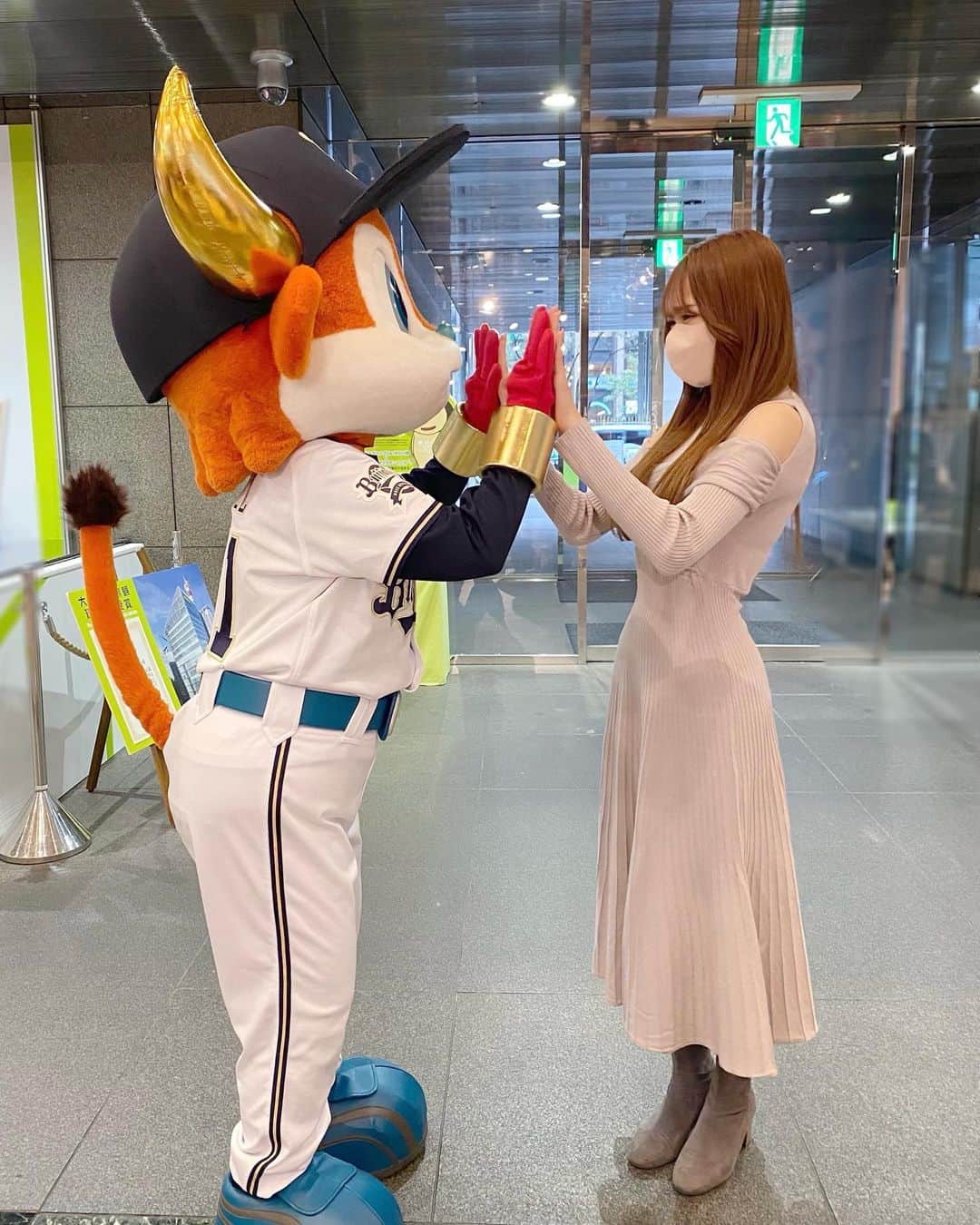 原かれんさんのインスタグラム写真 - (原かれんInstagram)「᯽ 大阪スポーツプロジェクトEXPO⭐️ . . . 素敵な皆様とお写真撮って頂きました✨✨ありがとうございます🥹 . . . お越しくださったファンの皆様ありがとうございました♡ . . ぴろぴろ団扇やボード、レッハリタオルもしっかり見えました🐵💕💕赤い旋風（タオルくるくる）もすごく嬉しかったです☺️🌪❤️🏉 今度は #ヨドコウ桜スタジアム で一緒にくるくる レッハリ 応援しましょう❤️ . . . . . スポーツの魅力にたくさん触れられた日でした☺️⭐️✨ . . . . . . #原かれん #かれんたん #idol  #pink  #今日のコーデ #ぴろコーデ #ラグビー #レッハリ #nttドコモレッドハリケーンズ大阪 #nttドコモレッドハリケーンズ #ユニフォーム #ユニフォーム女子 #rugby #아이돌 #팔로우 #일본 #오오티디 #오사카 #좋아요 #셀카 #패션스타그램 #01 #운동 #rugby 　#花園近鉄ライナーズ さん #FC大阪 さん #日本ペイントマレッツ さん #シュライカー大阪 さん #スペランツァ大阪  さん」2月18日 22時25分 - karen_hara315