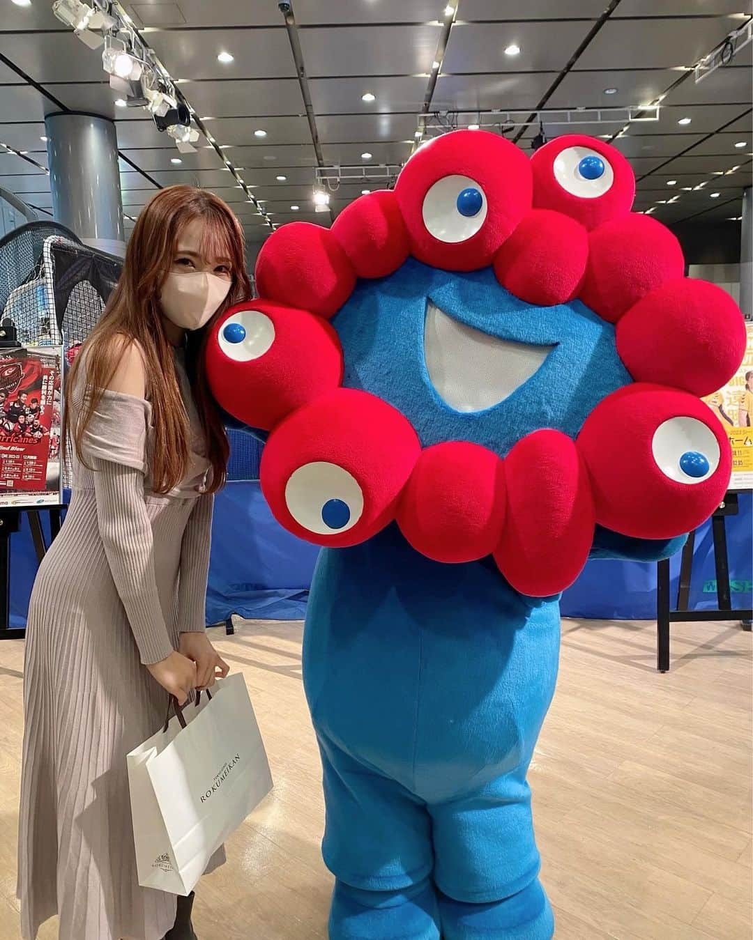 原かれんさんのインスタグラム写真 - (原かれんInstagram)「᯽ 大阪スポーツプロジェクトEXPO⭐️ . . . 素敵な皆様とお写真撮って頂きました✨✨ありがとうございます🥹 . . . お越しくださったファンの皆様ありがとうございました♡ . . ぴろぴろ団扇やボード、レッハリタオルもしっかり見えました🐵💕💕赤い旋風（タオルくるくる）もすごく嬉しかったです☺️🌪❤️🏉 今度は #ヨドコウ桜スタジアム で一緒にくるくる レッハリ 応援しましょう❤️ . . . . . スポーツの魅力にたくさん触れられた日でした☺️⭐️✨ . . . . . . #原かれん #かれんたん #idol  #pink  #今日のコーデ #ぴろコーデ #ラグビー #レッハリ #nttドコモレッドハリケーンズ大阪 #nttドコモレッドハリケーンズ #ユニフォーム #ユニフォーム女子 #rugby #아이돌 #팔로우 #일본 #오오티디 #오사카 #좋아요 #셀카 #패션스타그램 #01 #운동 #rugby 　#花園近鉄ライナーズ さん #FC大阪 さん #日本ペイントマレッツ さん #シュライカー大阪 さん #スペランツァ大阪  さん」2月18日 22時25分 - karen_hara315