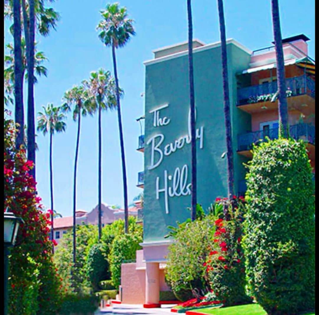 マキ・コニクソンさんのインスタグラム写真 - (マキ・コニクソンInstagram)「The Beverly Hills Hotel 雰囲気があってステキなホテル。 ホテルにあるカフェには行く価値あり！☝🏼  昔はこうゆー分かりやすい”Ths is LA” みたいな所ばかり行ってたけど 今は娘が住んでるって事もあり観光気分では なくもう少し現実的になってきた！笑  そんなもんだよねー！😆 今日は隊長の運動会に行ってきます！ ワンズでこうだから本当の孫が出来たら 私は一体どうなっちゃうんだろうか？ 姫は人見知りだから他のワンズが怖いらしく 私から離れない。(写真3枚目) いつかBooとKoinuに 隊長と姫を会わせたいなぁ... シニア犬に若いワンズ会わせるのって いいらしいよ。人間もワンズも同じだね！ 若いエキスを吸ってシニアに 若返りしてもらわないとね！😆  今日もLAスティをめいっぱい 楽しく過ごします！😊🙌🏼  #Beverly Hillsのおすそ分け #理想と現実の違い  #今日はワンズの運動会」2月19日 5時04分 - makikonikson