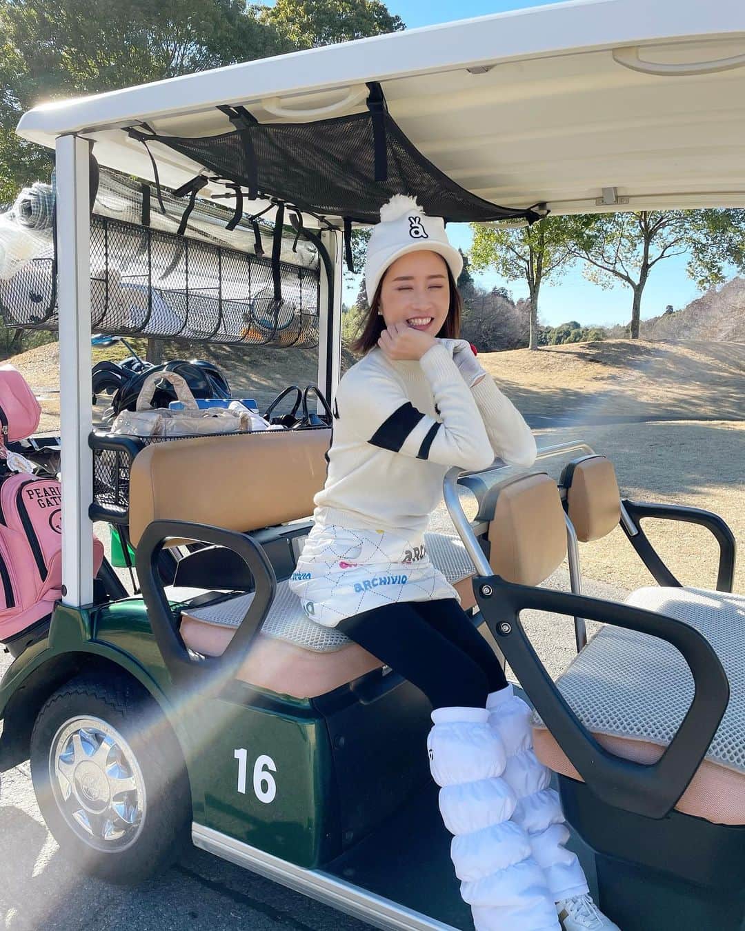 KAORI.OMURA 大村香織さんのインスタグラム写真 - (KAORI.OMURA 大村香織Instagram)「寒い時期なのに ゴルフ⛳️に行ってしまう。w  ゴルフを始めた頃は 1月の初打ちがおわったら 3月まではゴルフはお休み❄️ と思っていたのに 防寒対策をして 行くようになった ここ2年🏌️‍♀️  ニット帽は深めに被って 耳を隠せば🙆‍♀️  足首はレッグウォーマーを🙆‍♀️  首元はタートルで隠す🙆‍♀️ UNIQLOの 見せるヒートテックが大活躍  ニットはカシミア　 スカートは防風素材  でも冬ゴルフって 数数えたくないね🫣笑  117...  #ゴルフ#ゴルフ好き#ゴルフコーデ #ゴルフ女子 #太平洋成田 #千葉ゴルフ場 #40代コーデ #アルチビオ#UNIQLO#ニット帽女子」2月19日 7時21分 - kaori.omura