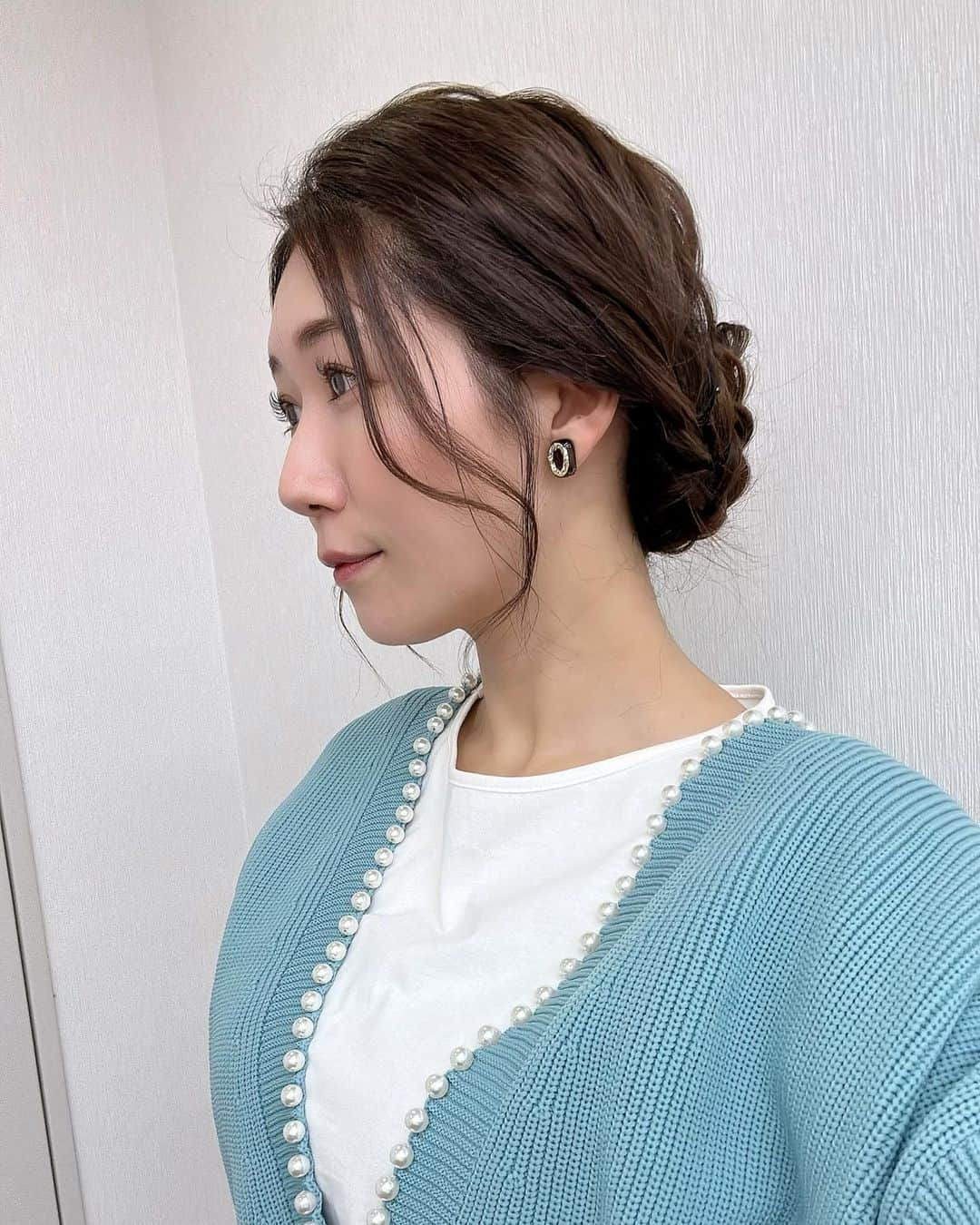 穂川果音さんのインスタグラム写真 - (穂川果音Instagram)「hairstyle  編み込みアップヘアです😊  earrings→ @glass.hiyocoya  #hairstyle #hairarrange #アップヘア　#アベプラ　#abematv #アップスタイル　#イヤリング　#earrings   #穂川果音  #気象予報士　#下めアップ  #綺麗めアレンジ 　#まとめ髪　#お天気キャスター　#編み込みアレンジ  #前髪アレンジ」2月19日 11時58分 - hokawakanonn