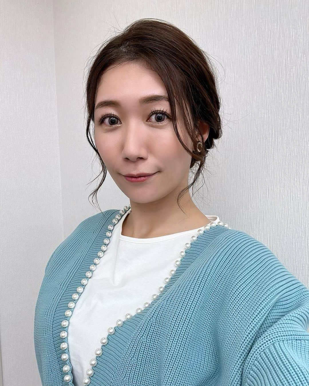 穂川果音さんのインスタグラム写真 - (穂川果音Instagram)「hairstyle  編み込みアップヘアです😊  earrings→ @glass.hiyocoya  #hairstyle #hairarrange #アップヘア　#アベプラ　#abematv #アップスタイル　#イヤリング　#earrings   #穂川果音  #気象予報士　#下めアップ  #綺麗めアレンジ 　#まとめ髪　#お天気キャスター　#編み込みアレンジ  #前髪アレンジ」2月19日 11時58分 - hokawakanonn