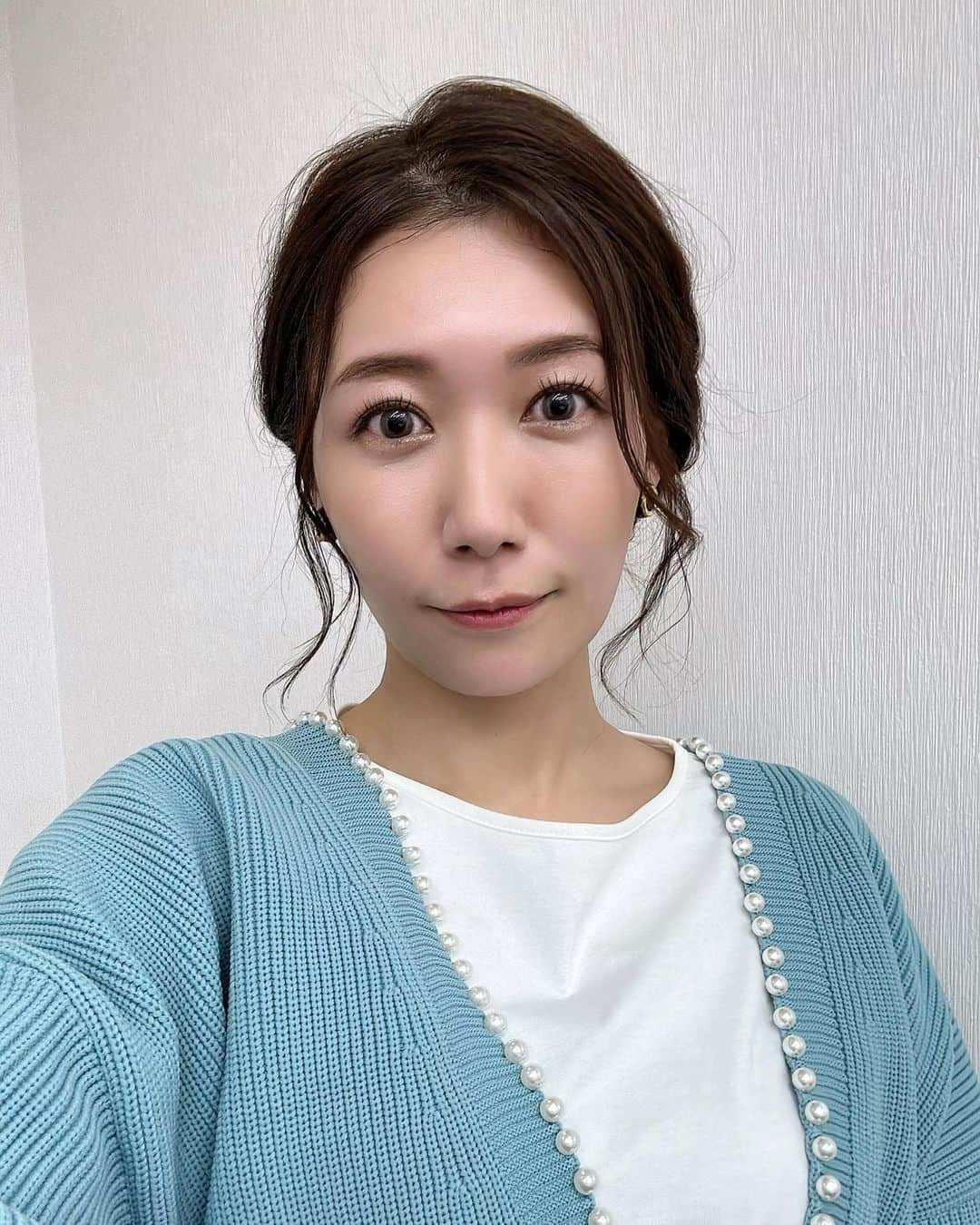 穂川果音さんのインスタグラム写真 - (穂川果音Instagram)「hairstyle  編み込みアップヘアです😊  earrings→ @glass.hiyocoya  #hairstyle #hairarrange #アップヘア　#アベプラ　#abematv #アップスタイル　#イヤリング　#earrings   #穂川果音  #気象予報士　#下めアップ  #綺麗めアレンジ 　#まとめ髪　#お天気キャスター　#編み込みアレンジ  #前髪アレンジ」2月19日 11時58分 - hokawakanonn