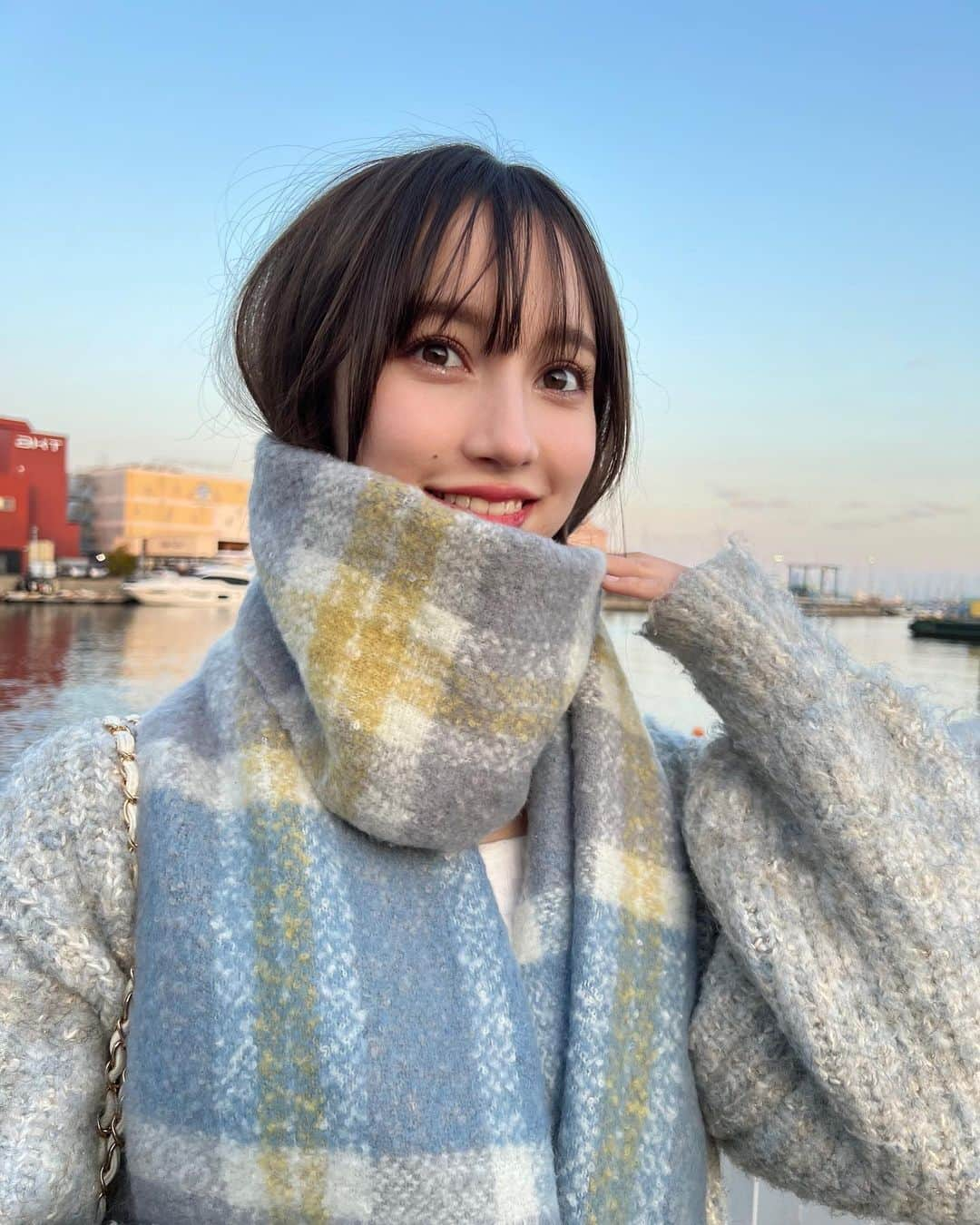 神谷侑理愛さんのインスタグラム写真 - (神谷侑理愛Instagram)「🧤🤍 ⁡ ⁡ あと少しでマフラーの季節も終わっちゃうね。。🥲 ⁡ 秋と冬ってあんまり汗かかないから結構すき！笑 ⁡ みんなはどの季節が1番好き？🌸🏖🍠☃ ⁡ ⁡ #マフラー #冬コーデ #マフラーコーデ #カーディガン #セーター #ピンクメイク #MARKSTYLER #マークスタイラー #dazzlin #ダズリン」2月19日 13時57分 - yuria_kamiya