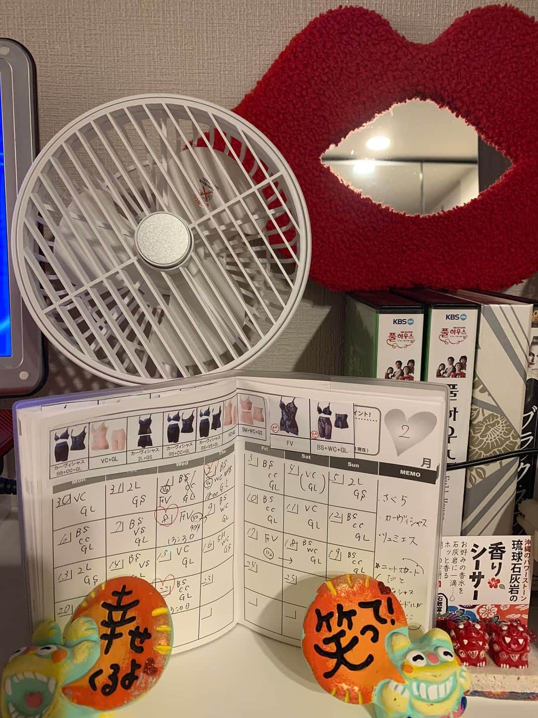中島史恵さんのインスタグラム写真 - (中島史恵Instagram)「無事に二日間のイベントが終わりました😊。  今回は、3年前のイベントを機に愛用者としてもお世話になっております『ウルトラファインバブルの元祖』であり、ほっぺの油性のマジックをシャワーで落としてるCMと言えば皆さん、すぐピンときますよね😊。『ミラブル⭐️』さん。それからオシャレな補正下着と言えば『マルコさん🌟』のセミナーにも参加させて頂きました😊。改めましてご参加くださった皆様、お忙しい中を足を運んで下さり、楽しい時間を頂きまして本当にありがとうございました💕。  特にミラブルさんでは『ミラブルZERO🌟』が発売されてから、よりパワーupされててお口の中も、頭皮もお身体もモードを変えて使えて超最高なんです😊💕。1番顕著に出るのは髪の毛の手触り⭐️。泊まりの時も手放せなくて😅お家から持ってきてホテルのシャワーヘッドを付け替えさせて頂き使用させて貰ってます😅。今回は開発者でもあられる平江さんから直接お話も伺えて、他社と違う本物の理由を理論的にも学ばせて頂きまして、ますますラブ度❣️がup⤴︎。（ただ入平江さんがみてもわからないくらいびっくりするようなそっくりな偽物がネットで売られているそうなんです💦。ですがすぐ故障してしまったり等のトラブルもかなり出て困られてるとのこと💦💦。皆様💕くれぐれもミラブルは正規代理店さんでご購入下さいね😊）。  またマルコさんの下着は『なりたいラインにしてくれるオシャレな補正下着🌟』なのです😊。やっと出逢えました❣️。皆さんに下着何を付けてますか？と良く最近聞いて頂くのですが、ズバリ『マルコさん💕』。  靴に入れるインソールやサプリも、無料カウンセリングがありますのでまずは試して頂きたいです💕。またカウンセリングしてくださるマルコさんのスタッフさんが素敵で。本当に親身で毎日付ける下着も、こんな可愛い赤いドットのノートに書いてくれるので、毎日ノートを開いて付けるのが楽しみ😊。加えてデザインもオシャレなのでタンスを開けるのも楽しみになりました😊。  こちらは私の前のセミナーでお話されてオリンピック2大会メダリストでもあられる有森裕子さん。会場裏でもとても気さくにお写真を撮って下さいました😊。  セミナーでは、私が普段から大切にしてる健康生活ルーティン『運動🧘』『食事🍙』『睡眠💤』『お風呂時間🛀』『ランジェリー🩲』について、ヨガのレッスンと合わせてお話させて頂きました。改めまして。ご参加くださった沢山の皆様本当にありがとうございました❣️最後は可愛いマルコさんの九州スタッフさんとチーズ🌟。  #ウェルエイジングフェアin九州2023  #お忙しい中を足を運んで下さった皆様本当にありがとうございました😊 #有森裕子　さん🌟 #オリンピック2大会連続メダリスト  #中島史恵 #ミラブル #サイエンス　さん🌟 #ミラバス ＃お化粧水もウルトラファインバブル💕シール貼って自分流にカスタマイズさて頂いております😅 #ウルトラファインバブル #中島史恵のお風呂生活の秘密🛀 #マルコ　さん🌟 #補正下着 #なりたいボディをマルコで形状記憶 #中島史恵が付けてる下着」2月19日 15時03分 - fumielove0614
