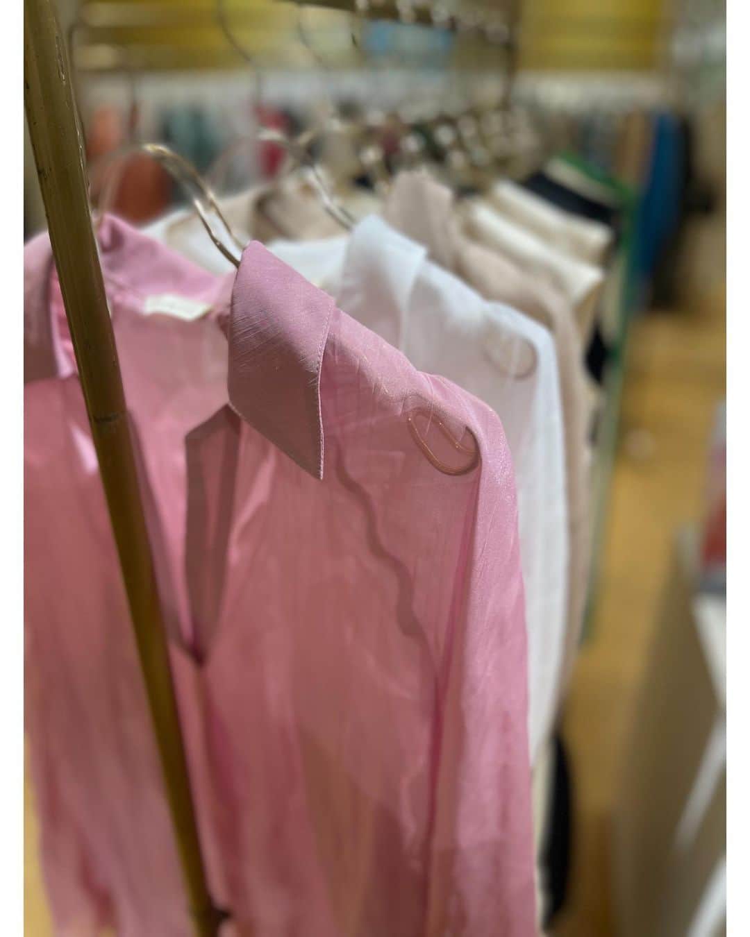 佐々木希さんのインスタグラム写真 - (佐々木希Instagram)「女性らしいシャツ🌸 柔らかな素材で、後ろのボリュームお気に入り。 ポップアップ先行販売です🙇‍♀️  Sheer Big Sleeve Shirt ✔︎繊細な軽量素材に縦ジワ加工を施しているので、着用頂いた際のシワが気にならない素材です。 ✔︎上質な光沢感とシルク調のピーチタッチが特徴のシアー素材です。 ✔︎柔らかな素材の良さを活かすよう、後ろから袖が巻き込んでくるような独特なパターンでボリュームのある袖をデザインしました。 ✔︎光沢のある上品な素材と、フロントが大きく開いたディティールで女性らしさをアップしたシャツアイテムです。  #iNtimite」2月19日 16時12分 - nozomisasaki_official