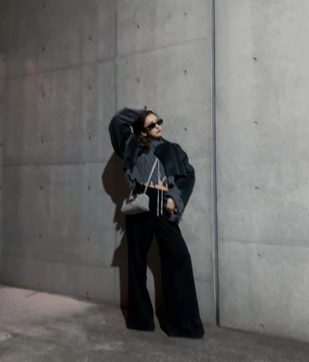 板野友美さんのインスタグラム写真 - (板野友美Instagram)「Outfit of the day🐈‍⬛🌖🕶 #coat @amerivintage  #knit @_irene__official_  #bottom @_irene__official_  #sunglasses  @gentlemonster  #bag @fendi  #Fashion #ootd」2月19日 16時30分 - tomo.i_0703