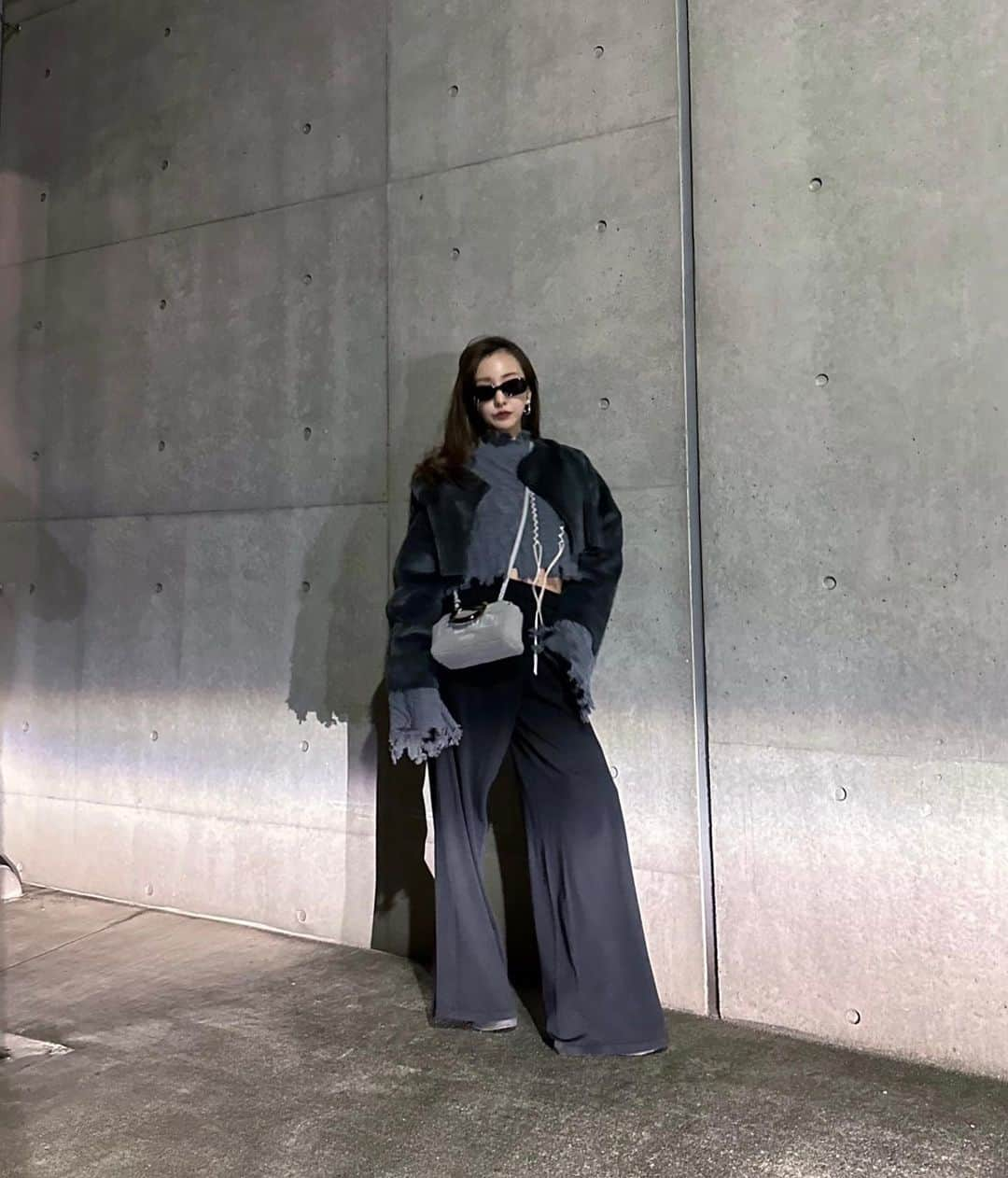 板野友美さんのインスタグラム写真 - (板野友美Instagram)「Outfit of the day🐈‍⬛🌖🕶 #coat @amerivintage  #knit @_irene__official_  #bottom @_irene__official_  #sunglasses  @gentlemonster  #bag @fendi  #Fashion #ootd」2月19日 16時30分 - tomo.i_0703