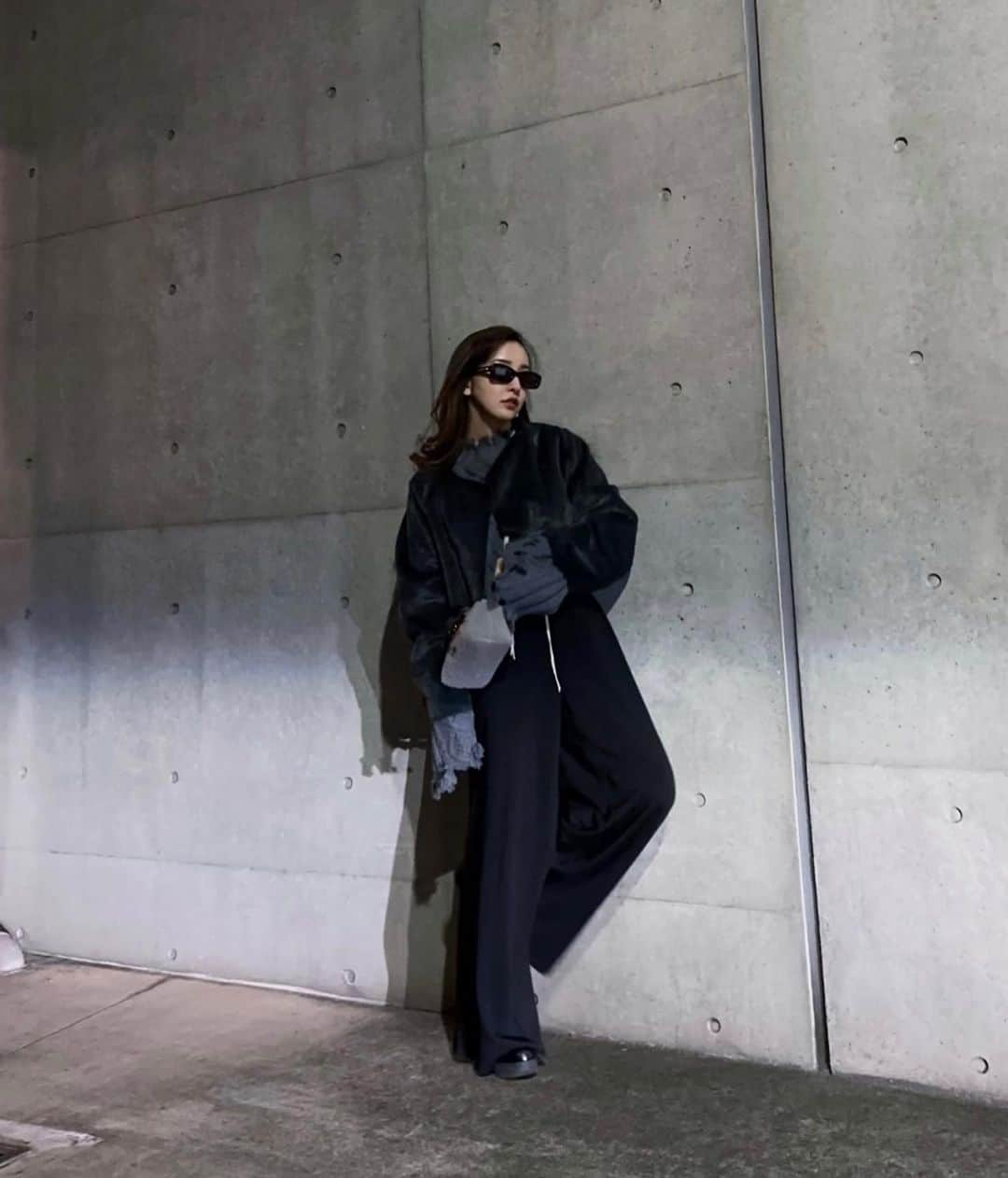 板野友美さんのインスタグラム写真 - (板野友美Instagram)「Outfit of the day🐈‍⬛🌖🕶 #coat @amerivintage  #knit @_irene__official_  #bottom @_irene__official_  #sunglasses  @gentlemonster  #bag @fendi  #Fashion #ootd」2月19日 16時30分 - tomo.i_0703