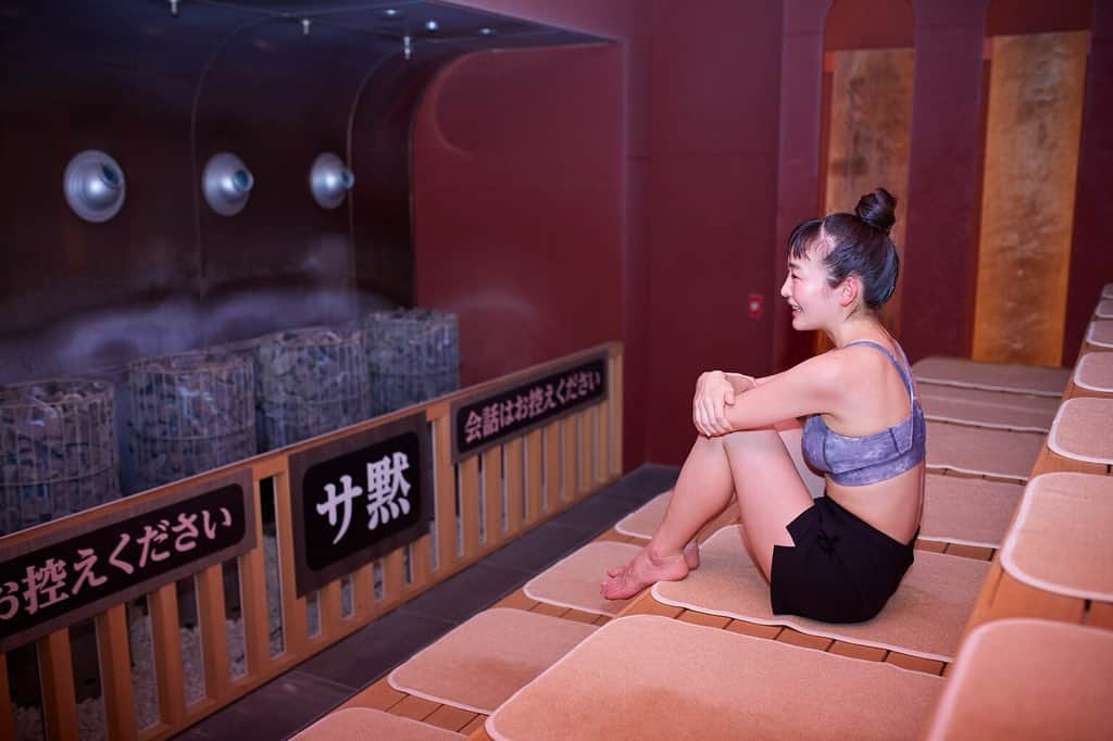 清水みさとさんのインスタグラム写真 - (清水みさとInstagram)「スパメッツァおおたか竜泉寺の湯で、サウナと炭酸泉を大満喫してきました♨️  いつだって軽く、柔らかく、楽しくいるために(いたいので)、直結しているであろう体と心のめぐりについて考えてみました😌  大好きなサウナと散歩がわたしをめぐらせる◎  @megly_jp  @ryusenjinoyu   👉media.megly-jp.com/article/tansan…  #megly」2月19日 16時44分 - misatoshimizu35
