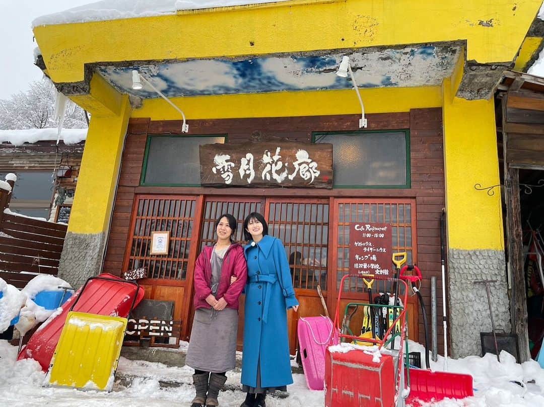 樋口日奈さんのインスタグラム写真 - (樋口日奈Instagram)「⛄️【全国ボロいい宿】⛄️ 北海道の喜茂別町にある「雪月花廊」さんに おじゃましました！ お宿、かかさん、ご家族、親方、 泊まりにくるお客さん方、スタッフのみなさん… あの空間に漂っていた温もりにただただ癒されました。  最高な経験をありがとうございました！！！  竪穴式住居にて寝袋で一夜を過ごしました😴  (2日目👗 コート：SNIDEL  トップス、ワンピース：COCO DEAL ブーツ：CHARLES & KEITH )  #全国ボロいい宿」2月19日 17時09分 - higuchi_hina_official