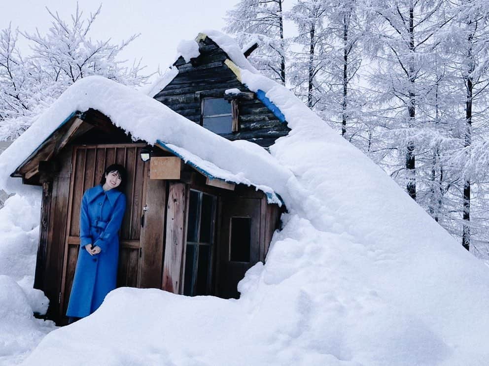 樋口日奈さんのインスタグラム写真 - (樋口日奈Instagram)「⛄️【全国ボロいい宿】⛄️ 北海道の喜茂別町にある「雪月花廊」さんに おじゃましました！ お宿、かかさん、ご家族、親方、 泊まりにくるお客さん方、スタッフのみなさん… あの空間に漂っていた温もりにただただ癒されました。  最高な経験をありがとうございました！！！  竪穴式住居にて寝袋で一夜を過ごしました😴  (2日目👗 コート：SNIDEL  トップス、ワンピース：COCO DEAL ブーツ：CHARLES & KEITH )  #全国ボロいい宿」2月19日 17時09分 - higuchi_hina_official