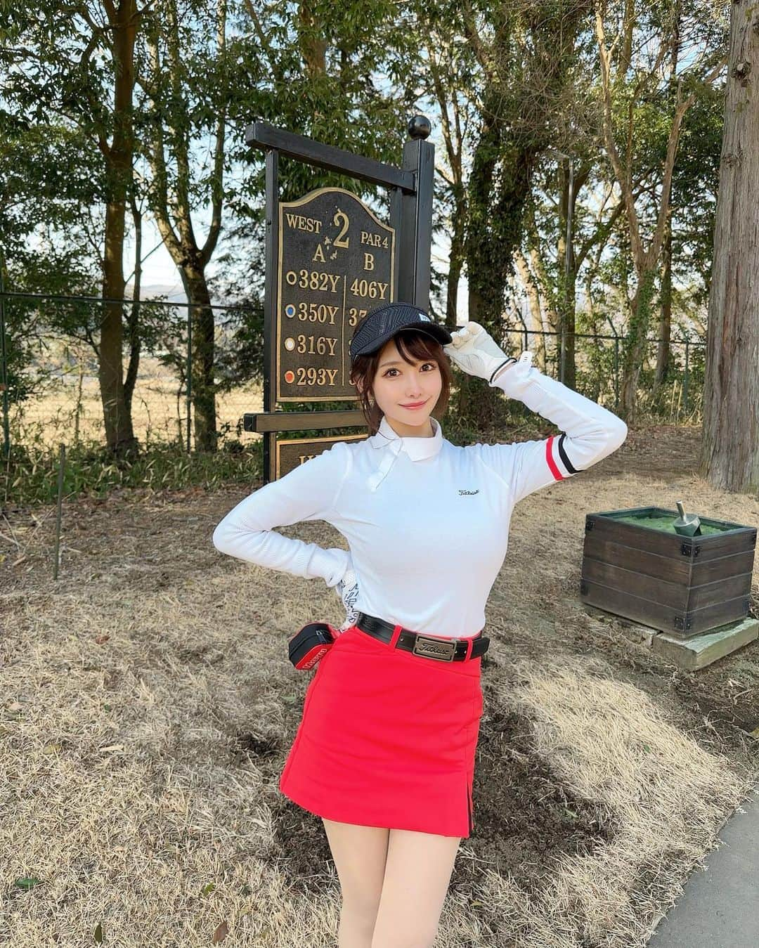 MAYUさんのインスタグラム写真 - (MAYUInstagram)「. ❤️🤍🖤 . スコアは⚪️41.49-90（37putt）⛳️ この日トップスタートで、 前半はすっっごく寒くて喋るのもしんどいくらいだったから 途中ほぼ無言ゴルフになってハーフ1時間20分くらいでまわった🤣 リズムよくいけたからか、スコアは良かった✌️✨ 後半は暖かくなってきて楽しかったんだけど、 スコアはひどい。。🥹 ショットは良かったけど アプローチとパターが崩れていっちゃった。。🥹 . ウェアは韓国のタイトリスト❤️ @titleist_korea  シンプルでかっこよくておきにいり✌️ . . #ゴルフ女子#ゴルフ#ゴルフウェア#ゴルフコーデ#タイトリスト#千代田カントリークラブ#golf#golfswing#golflife#golfstagram#golfaddict#golfcourse#golfclub#golfday#titleist#japanesegirl#골프#골프스타그램#골프웨어#골프스윙」2月19日 17時55分 - mayu.kina_golf