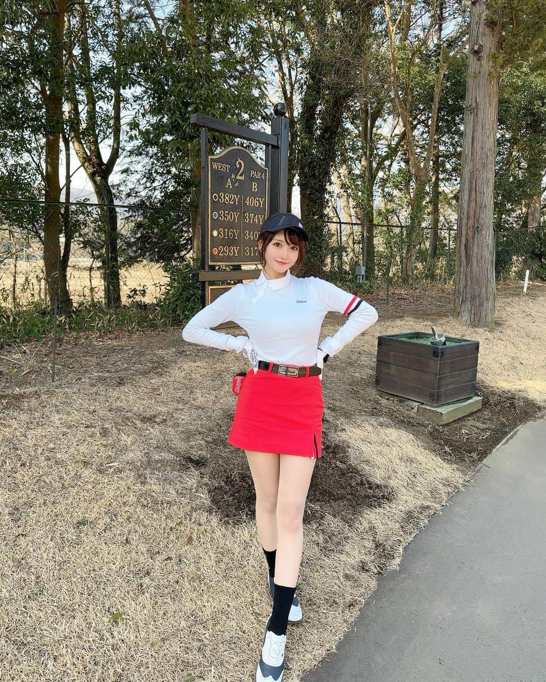 MAYUさんのインスタグラム写真 - (MAYUInstagram)「. ❤️🤍🖤 . スコアは⚪️41.49-90（37putt）⛳️ この日トップスタートで、 前半はすっっごく寒くて喋るのもしんどいくらいだったから 途中ほぼ無言ゴルフになってハーフ1時間20分くらいでまわった🤣 リズムよくいけたからか、スコアは良かった✌️✨ 後半は暖かくなってきて楽しかったんだけど、 スコアはひどい。。🥹 ショットは良かったけど アプローチとパターが崩れていっちゃった。。🥹 . ウェアは韓国のタイトリスト❤️ @titleist_korea  シンプルでかっこよくておきにいり✌️ . . #ゴルフ女子#ゴルフ#ゴルフウェア#ゴルフコーデ#タイトリスト#千代田カントリークラブ#golf#golfswing#golflife#golfstagram#golfaddict#golfcourse#golfclub#golfday#titleist#japanesegirl#골프#골프스타그램#골프웨어#골프스윙」2月19日 17時55分 - mayu.kina_golf