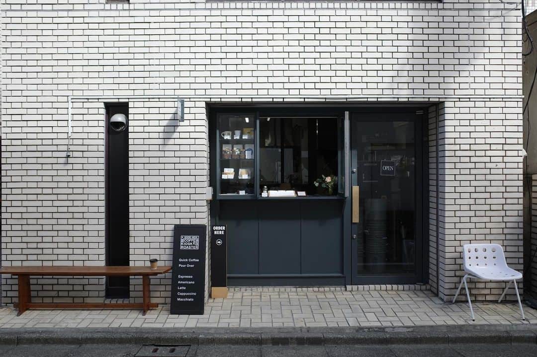 石井輝明さんのインスタグラム写真 - (石井輝明Instagram)「千駄ヶ谷。 コーヒースタンドだけど、前のベンチでも飲める。 そして何よりやっぱりコーヒーが美味しかった。  今日は柳家かゑるさんのイベントありがとうございました。 明日は朝からアーティストスポークンの収録と夜は大阪NGKです。 明日もよろしくお願いします。  #beagoodneighborcoffeekiosk #cafe #coffee #カフェ #コーヒー #喫茶店 #東京カフェ #千駄ヶ谷カフェ #代々木カフェ #カフェ芸人」2月19日 19時48分 - comandanteishii