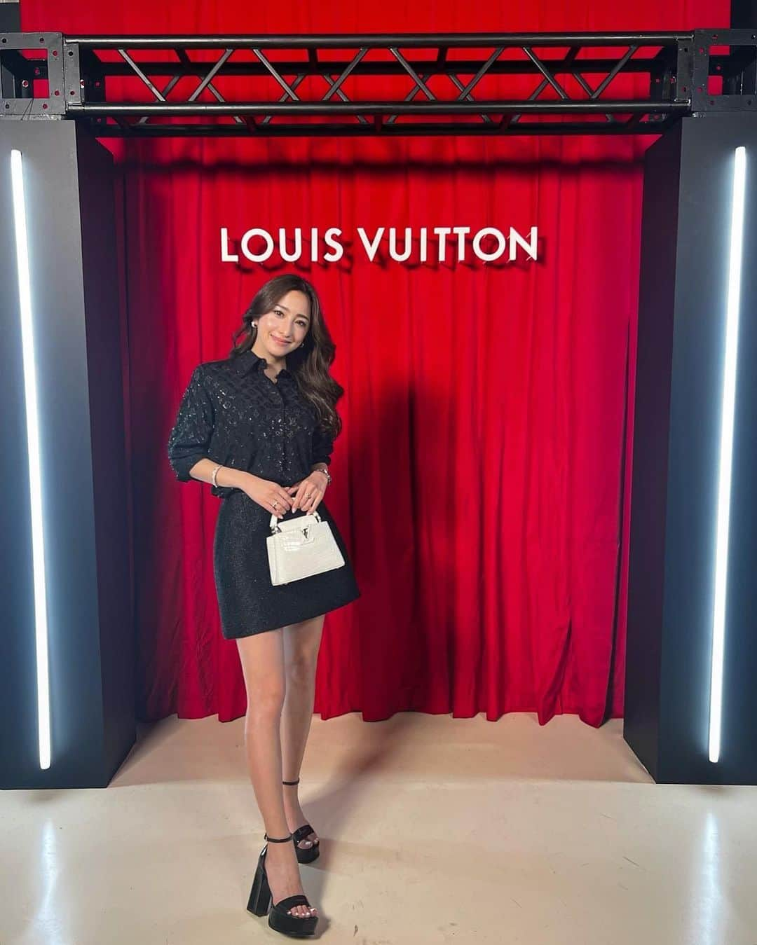 雨宮みずきさんのインスタグラム写真 - (雨宮みずきInstagram)「@louisvuitton  2023 SS COLLECTION 🤍  今年もみりちゃんに呼んでもらえて 一緒に行ってきました👭 @miri.o3 ちゃんありがとうごさいます🥹💕  打ち合わせ無しでモノトーンモノグラムコーデ🤍🖤  一目惚れしたワンピースすごく評判良かった😍💛  #2023ss」2月19日 20時09分 - ammymzk0926