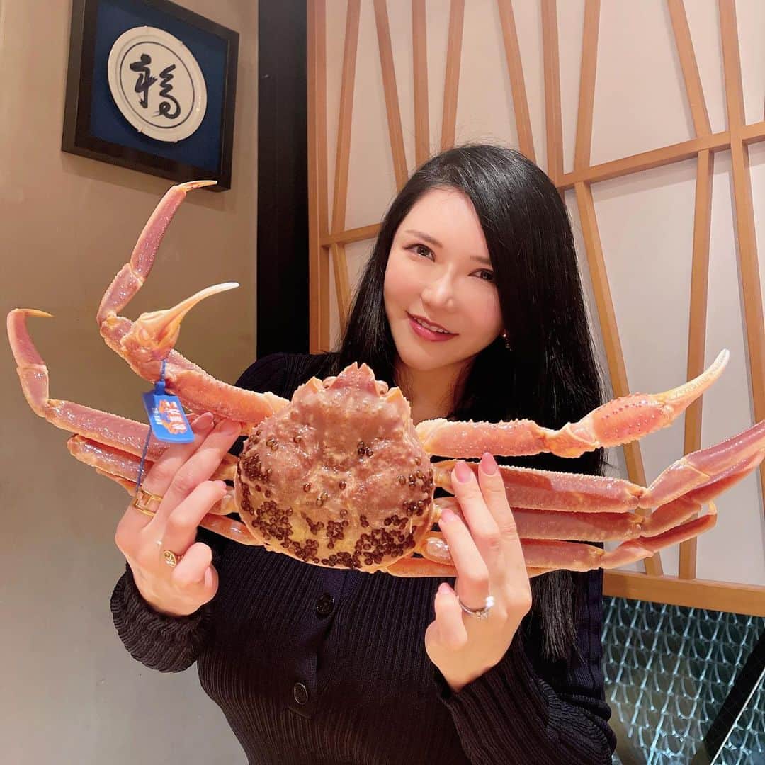 沖田杏梨さんのインスタグラム写真 - (沖田杏梨Instagram)「松葉蟹をいただいて来ました🦀 お刺身、ボイル、天麩羅、蟹味噌 一杯まるまる！ 何ヶ月も待ちました🦀✨ 美味しいもの食べるとやっぱり頑張る気力湧きますね。そのために日々がんばります🫡  I received crutch crab.  Sashimi, boiled, tempura, crab miso A whole cup! Waited 🦀✨ for months!! When you eat delicious food, you get the energy to do your best. I will do my best every day to achieve this.  #蟹料理 #きた福 #松葉蟹 #蟹の刺身  #matsubacrab #matsubagani #japanesecrabdinner」2月19日 20時25分 - anri_okita