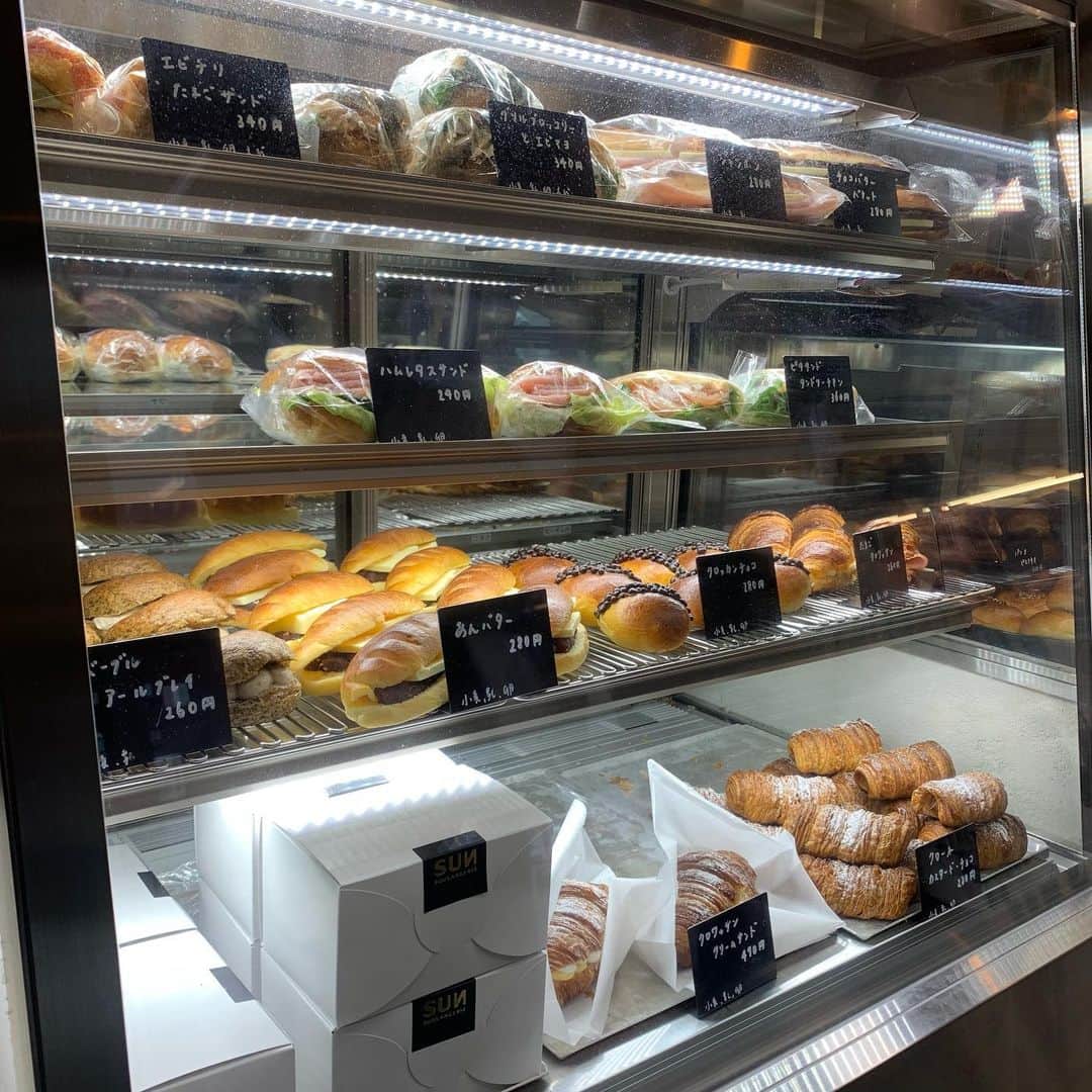 浦口史帆さんのインスタグラム写真 - (浦口史帆Instagram)「🥐🥪🥯🥪🥐  先日#スイッチ! のロケで伺った東山公園駅近くの人気のパン屋さん、#SUN 🥖💘  洗練されたお店のショーケースに並ぶパンは、なんだかちょっぴり誇らしげでキラキラ輝いてみえました🌟  #あんぱん は、店長さんのおっしゃる通り、ホッと「安」心する優しい味わいでした‥🥰🤍  番組で紹介した以外のパンも色々ゲット✌️どれもとっても美味しくて幸せ‥🤤💕  #東山動植物園 のすぐ近くなので、ぜひ動物園や植物園と合わせてお出かけください🫶❣️  東山のコアラの赤ちゃん達🐨(だいふく)🐨(おもち)🐨(ししお)にも会いに行きたいので、 また休日にお邪魔しよーっと☺️🥯💕  #名古屋パン屋 さん #東山公園 #パン屋さん巡り #ブーランジェリーサン #BOULANGERIESUN」2月19日 21時16分 - uraguchi_shiho