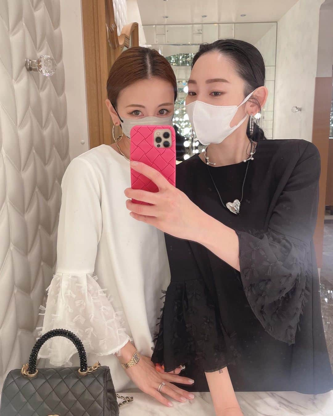 堀江直美さんのインスタグラム写真 - (堀江直美Instagram)「New🤍 @hiand_official   明日までに是非カラーの組み合わせをご検討くださいね✨  素材感も最高なので🖤  最近のハレの日は普段にも着回せる無理しすぎない感じが大前提なんだね！  どんな時でも自分らしく🫶🏻  #HIAND#ハイアンド#ママコーデ#小学生ママ#女の子ママ#男の子ママ#卒園式ママコーデ#モノトーンコーデ#monotonecode#まとめ髪#chanel#ココハンドル#cocohandle」2月19日 21時19分 - naomiiiiiiiiiiii