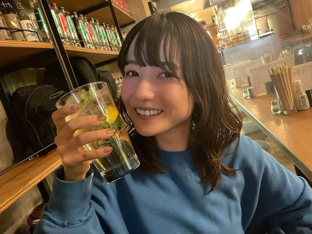 樺澤まどかさんのインスタグラム写真 - (樺澤まどかInstagram)「同期最高  会社の同期というか 本当に最高すぎる友たちと飲んだ日🍻  この時間が永遠に続いてくれと思えた  楽しすぎて笑いすぎて飲みすぎたけど 楽しすぎると2日酔いも幸せに感じるとかと思った  撮影は同期山本 めちゃめちゃ盛れて撮れた🔥  レブヒート初めて飲んで めちゃくちゃ美味しすぎた時の笑顔  パスタは食べかけ  #樺澤まどか  #レブヒート#居酒屋#青トレーナー#パーマ#ウルフパーマ#冬コーデ#同期最高#同期みんな面白い#こんな私と仲良くしてくれてありがとう#大好き#手を叩いて笑う癖なくそう#写真女#同期山本」2月19日 21時24分 - kabasawa_madoka