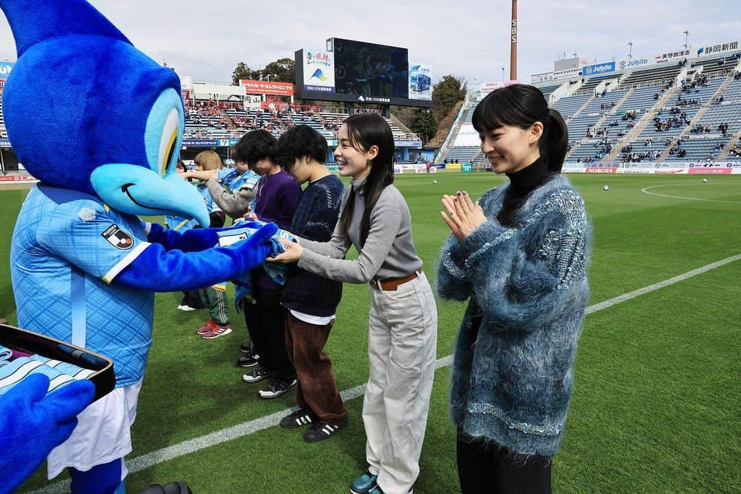 SHO-NOさんのインスタグラム写真 - (SHO-NOInstagram)「2月18日 ジュビロ磐田vsファジアーノ岡山 ジュビロクラブアンバサダー就任式＆キックインセレモニー 昆虫くんだけ季節感バグっててめちゃくちゃおもろいです ⁡ 私もただのジュビロ磐田1サポーターなのに、サポーターの皆さんが「応援してます！」とか「アンバサダー頑張ってください」って言ってくれてホント嬉しかったです！一緒にジュビロ磐田応援しましょ⤴⤴⤴ 今季のタオマフ可愛いやつ買ったから載せる ~~~あとジュビィちゃんのリストバンドめっちゃ可愛かったから買う ⁡ 試合始まる前に南スタンドの売店で少しだけ立たせて頂きました~~~✌️✨ランダム缶バッジ買ってく方多かったーー！いいなあーあたしもジュビロの痛バッグ作ろかなww 少しだけしか居れなかったんですが、古川選手の人気っぷりは凄かったな~~~🤔🫢うちのお父さんはさっそく大津選手 @o2yuki のタオマフ買ってました。山田選手好きって言ってたじゃーーーーんwwwww！！！ @hiroki_yamada_official   ⁡ #ジュビロクラブアンバサダー #ジュビロ磐田」2月19日 21時53分 - shono.contact