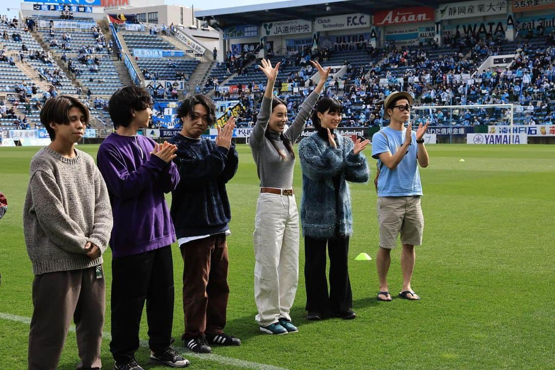 SHO-NOさんのインスタグラム写真 - (SHO-NOInstagram)「2月18日 ジュビロ磐田vsファジアーノ岡山 ジュビロクラブアンバサダー就任式＆キックインセレモニー 昆虫くんだけ季節感バグっててめちゃくちゃおもろいです ⁡ 私もただのジュビロ磐田1サポーターなのに、サポーターの皆さんが「応援してます！」とか「アンバサダー頑張ってください」って言ってくれてホント嬉しかったです！一緒にジュビロ磐田応援しましょ⤴⤴⤴ 今季のタオマフ可愛いやつ買ったから載せる ~~~あとジュビィちゃんのリストバンドめっちゃ可愛かったから買う ⁡ 試合始まる前に南スタンドの売店で少しだけ立たせて頂きました~~~✌️✨ランダム缶バッジ買ってく方多かったーー！いいなあーあたしもジュビロの痛バッグ作ろかなww 少しだけしか居れなかったんですが、古川選手の人気っぷりは凄かったな~~~🤔🫢うちのお父さんはさっそく大津選手 @o2yuki のタオマフ買ってました。山田選手好きって言ってたじゃーーーーんwwwww！！！ @hiroki_yamada_official   ⁡ #ジュビロクラブアンバサダー #ジュビロ磐田」2月19日 21時53分 - shono.contact