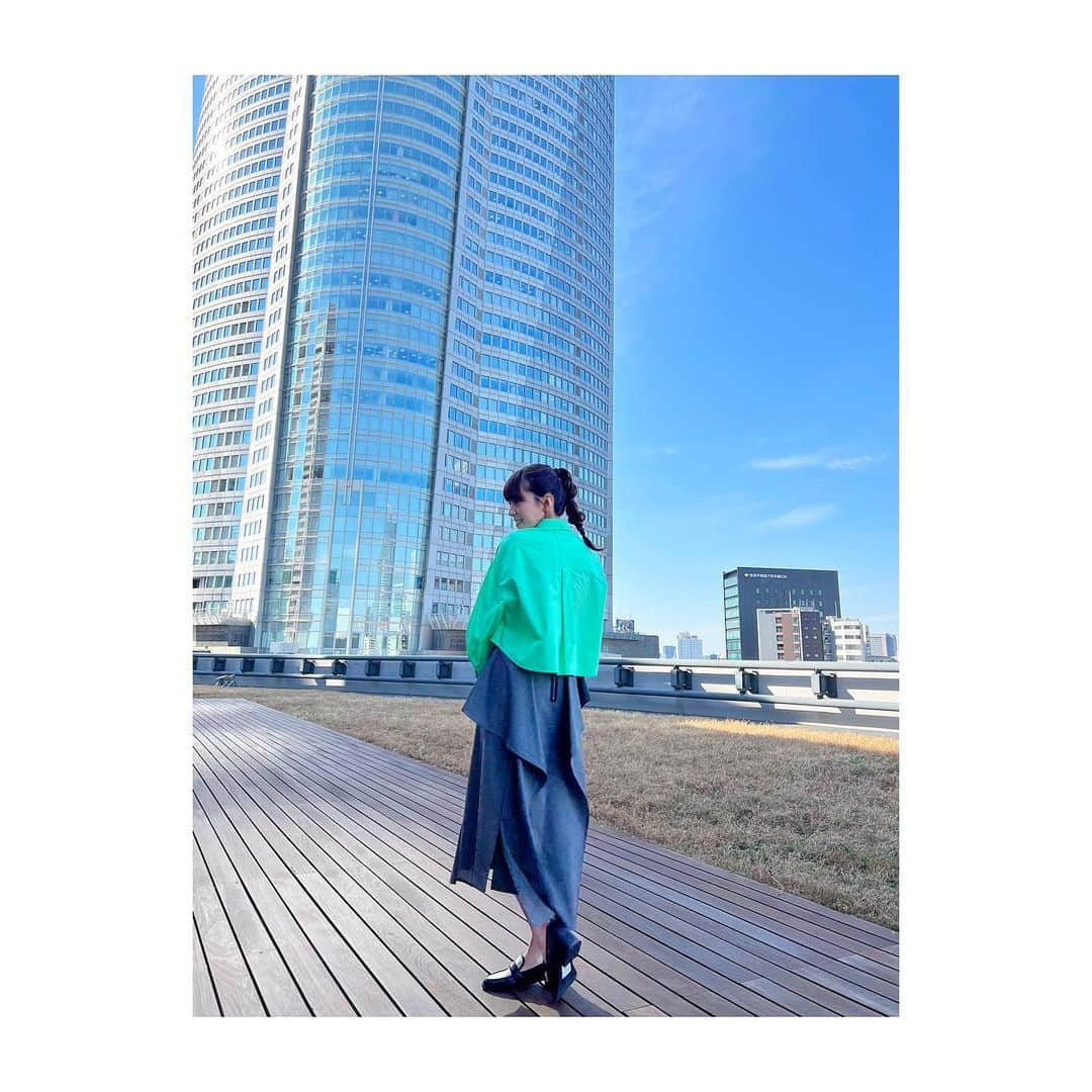 三谷紬さんのインスタグラム写真 - (三谷紬Instagram)「* #三谷の衣装 ❤︎ 鮮やかなグリーンのシャツ💚 ショート丈でトレンド感もあり可愛かったです‼︎ 日中暖かかったですね〜 その分花粉も…🤧 今日は一日がかりでぴおん。の収録をしていました。 皆さんにお見せできる日が楽しみです！ * #ootd#ootn#outfit#todayscode#cordinate#コーディネート#今日のコーデ#ショート丈#ミニ丈#クロップド丈#シャツ#shirt#スカート#skirt#新日ちゃんぴおん#収録#テレビ朝日#アナウンサー#三谷紬」2月19日 22時39分 - mitani_tsumugi